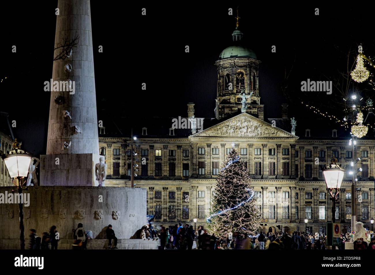 AMSTERDAM - The Christmas tree on Dam Square. The Christmas tree is usually placed earlier in December, but this was postponed this year due to the state visit of South Korean President Yoon Suk-yeol. ANP RAMON VAN FLYMEN netherlands out - belgium out Stock Photo