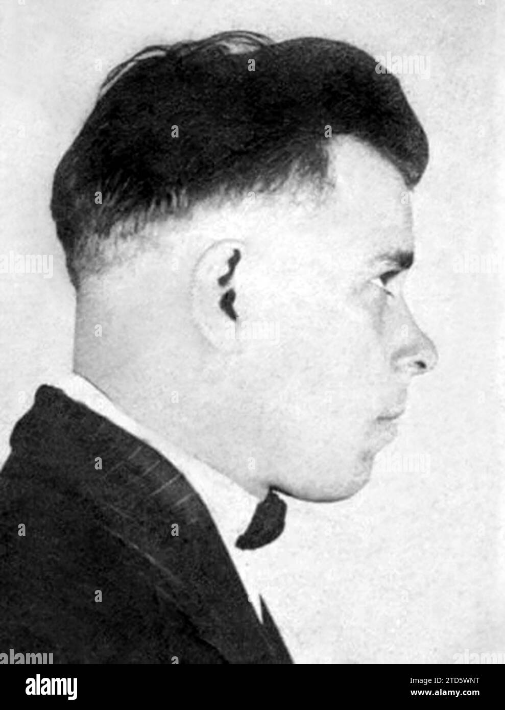 1926 ca , USA : The american gangster JOHN Herbert DILLINGER ( 1902 - 1934 ) mugshot , killed by FBI during a fire fighting .  - HISTORY - FOTO STORICHE - MUG SHOT - MUG-SHOT - FOTO SEGNALETICA - CRIMINE - CRIMINALE - CRIME - ASSASSINO - CRIMINAL - KILLER - Gangstern - portrait - cravatta - tie bow - papillon  - rapinatore di banche - RICERCATO - BANDITO - GANGSTERN - proibizionismo - PROFILO - PROFILE ---  Archivio GBB Stock Photo