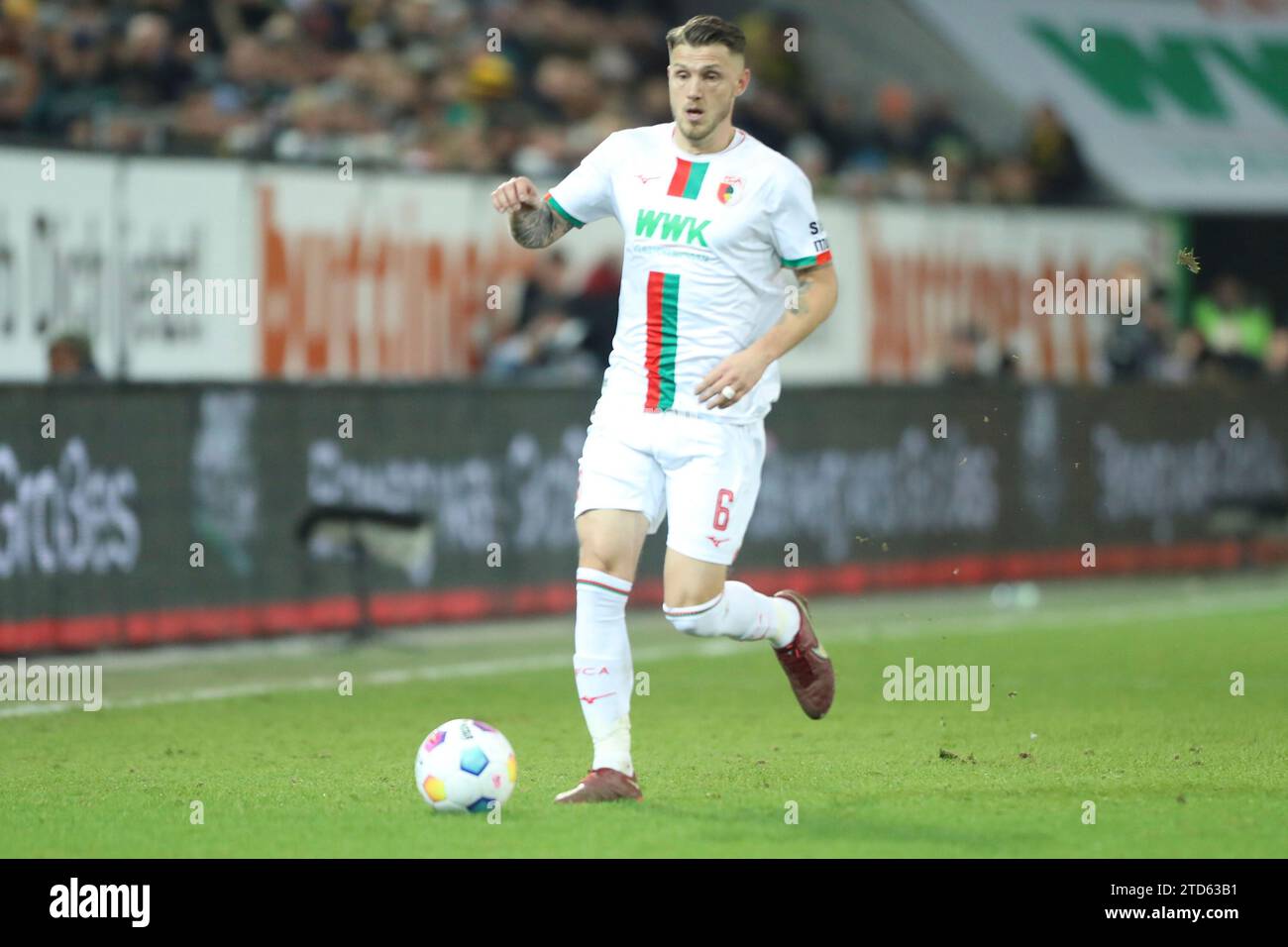 Augsburg, Deutschland 16. Dezember 2023: 1. BL - 2023/2024 - FC Augsburg vs. Borussia Dortmund Im Bild: Jeffrey Gouweleeuw (FC Augsburg) /// DFL regulations prohibit any use of photographs as image sequences and/or quasi-video. /// Stock Photo