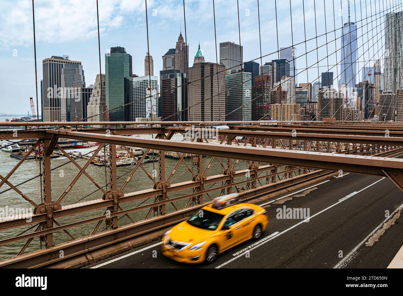 Taxi driving on the Brooklyn bridge in New York Stock Photo