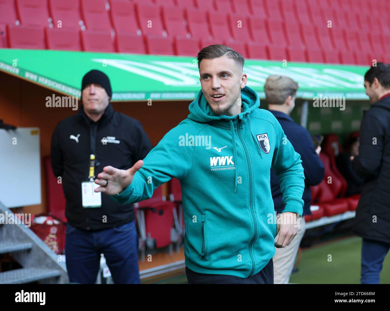 Augsburg, Deutschland 16. Dezember 2023: Fussball, Herren, Saison 2023/2024, FC Augsburg - Borussia Dortmund, Bundesliga, WWK Arena Ermedin Demirovic (FC Augsburg) streckt die linke Hand aus, Kopf, Oberkörper DFB regulations prohibit any use of photographs as image sequences and/or quasi-video Stock Photo