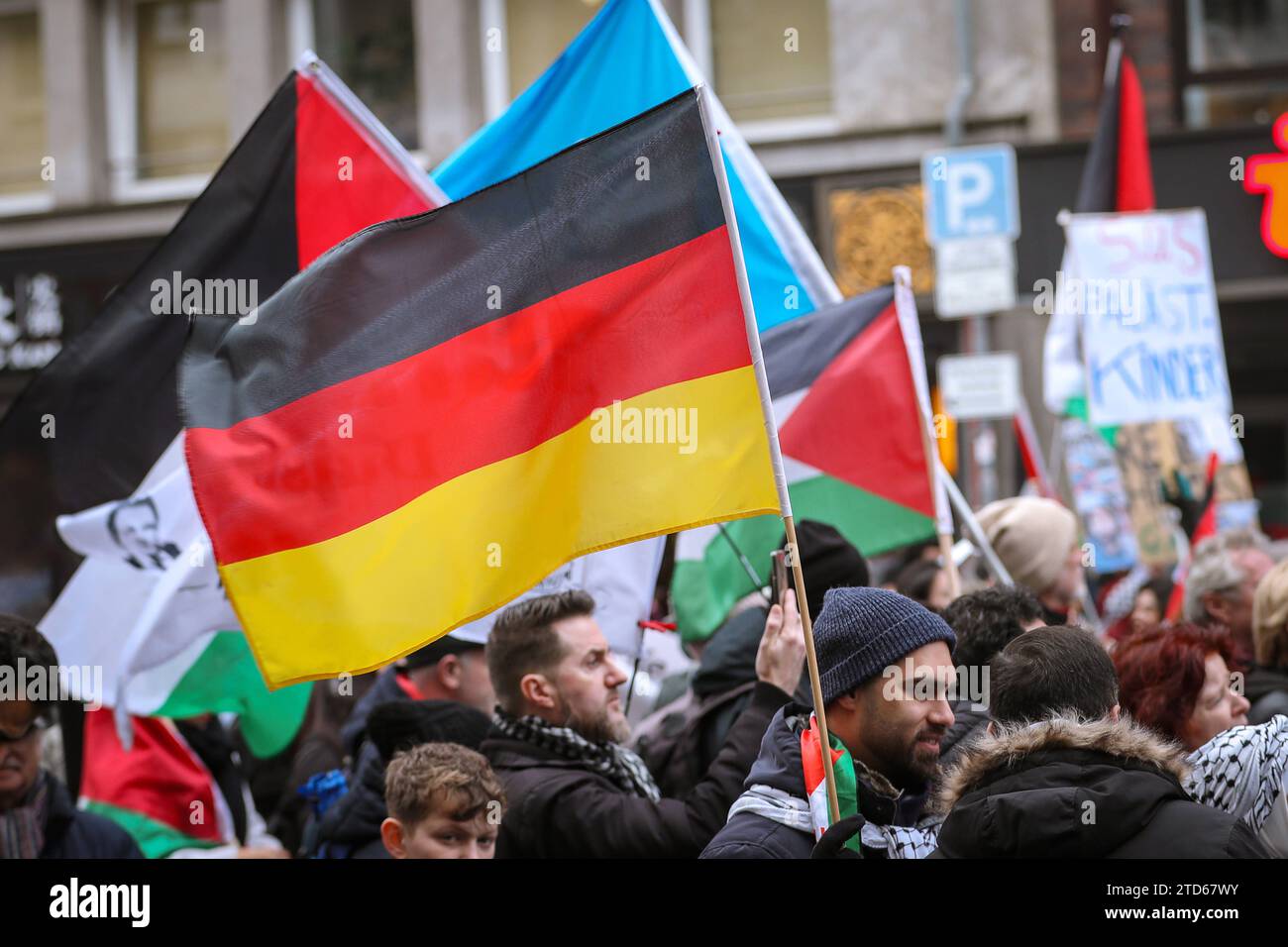 16.12.2023, Düsseldorf, pro-palästinensische Demonstration. Neben der Palästina Fahne wird auch die deutsche Flagge gezeigt. Nordrhein-Westfalen Deutschland *** 16 12 2023, Düsseldorf, pro-Palestinian demonstration In addition to the Palestinian flag, the German flag is also shown North Rhine-Westphalia Germany Stock Photo