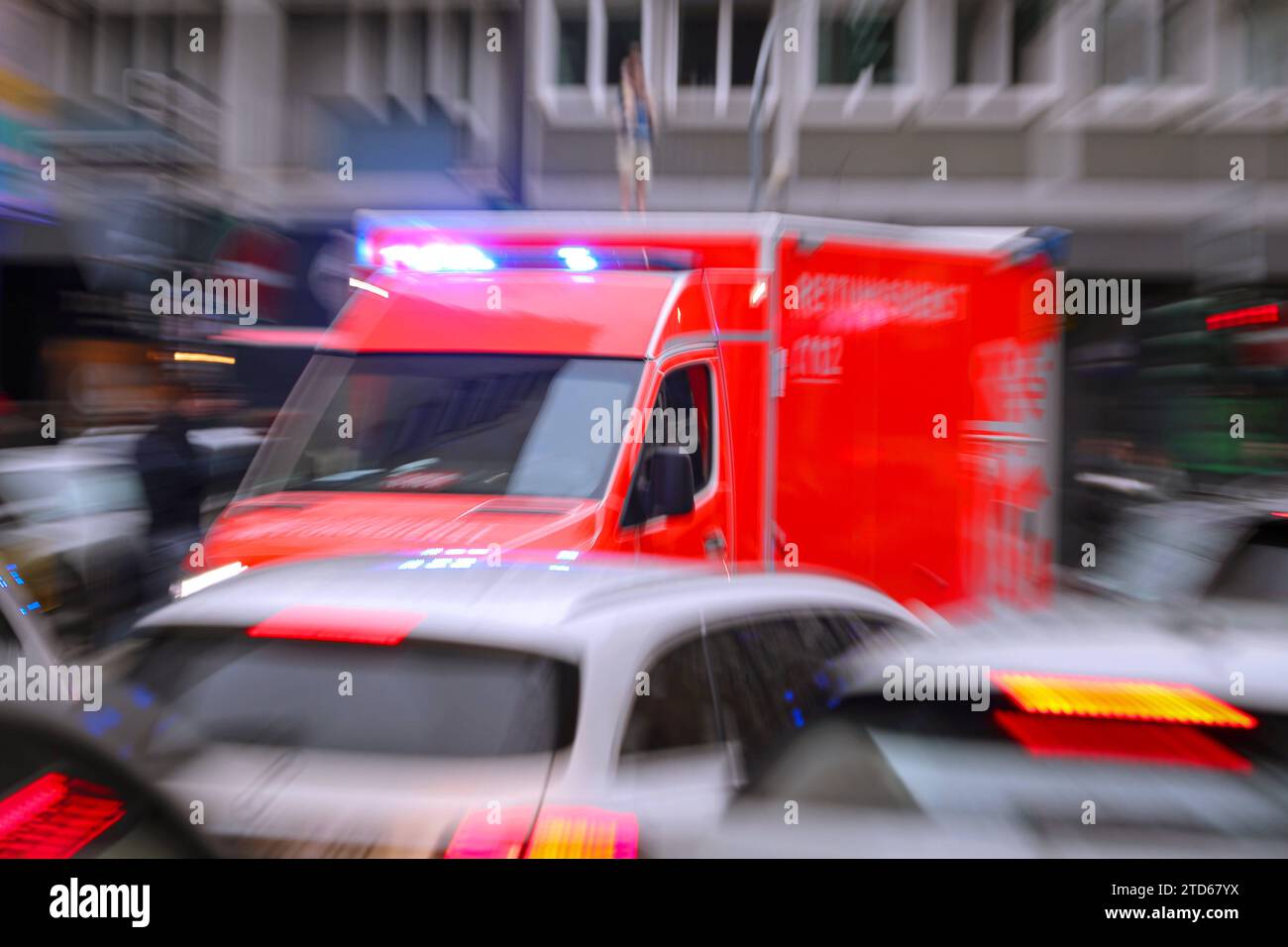 16.12.2023, Düsseldorf, Ein Krankenwagen und Notarzt fährt mit Blaulicht durch eine düsseldorfer Straße zu einem Einsatz Nordrhein-Westfalen Deutschland *** 16 12 2023, Düsseldorf, An ambulance and emergency doctor drive with blue lights through a Düsseldorf street to an operation North Rhine-Westphalia Germany Stock Photo