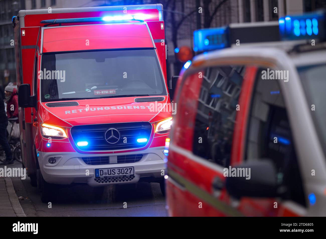 16.12.2023, Düsseldorf, Ein Krankenwagen und Notarzt fährt mit Blaulicht durch eine düsseldorfer Straße zu einem Einsatz Nordrhein-Westfalen Deutschland *** 16 12 2023, Düsseldorf, An ambulance and emergency doctor drive with blue lights through a Düsseldorf street to an operation North Rhine-Westphalia Germany Stock Photo