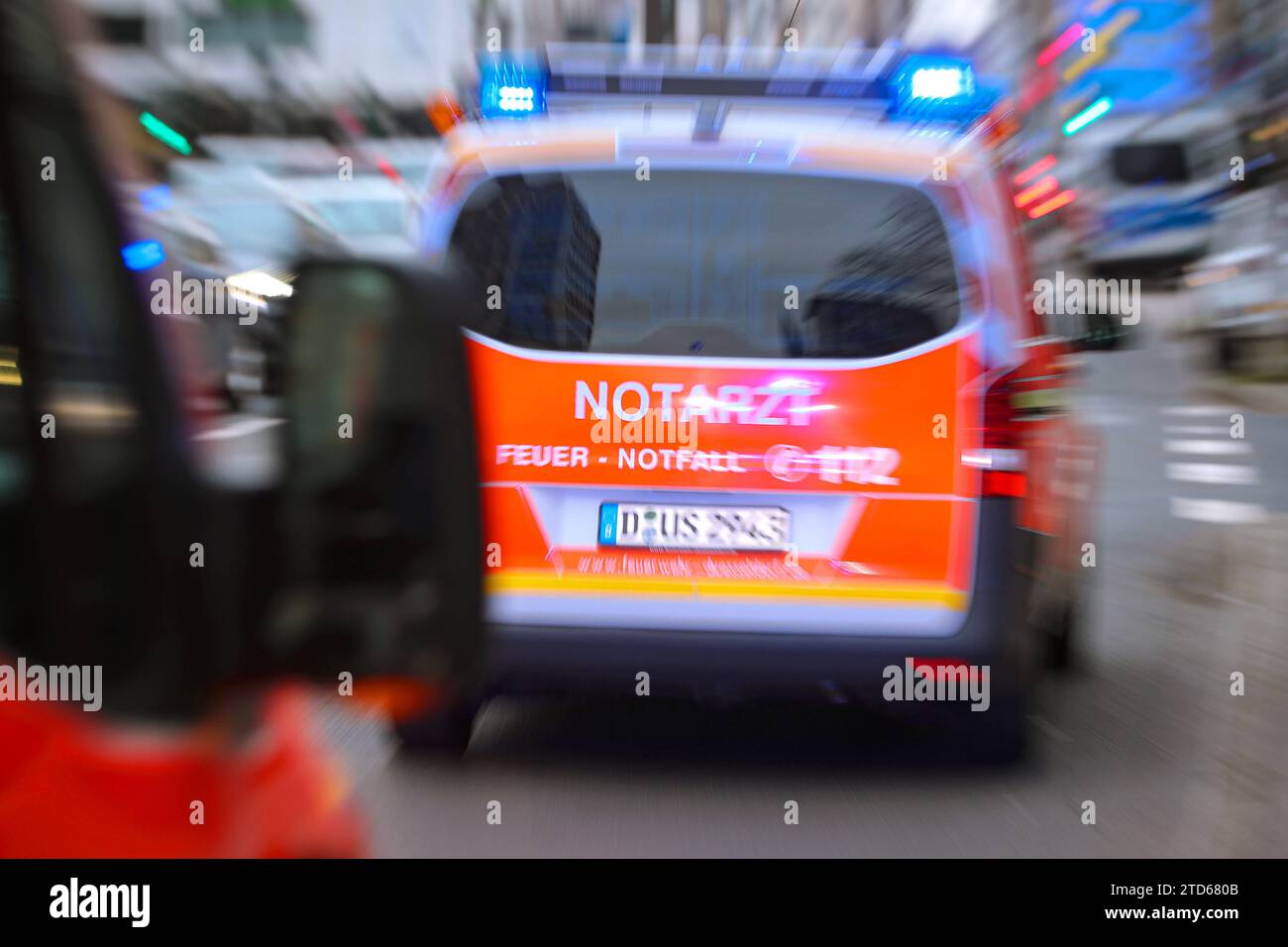 16.12.2023, Düsseldorf, Ein Krankenwagen und Notarzt fährt mit Blaulicht durch eine düsseldorfer Straße zu einem Einsatz Nordrhein-Westfalen Deutschland *** 16 12 2023, Düsseldorf, An ambulance and emergency doctor drive with blue lights through a Düsseldorf street to an operation North Rhine-Westphalia Germany Stock Photo