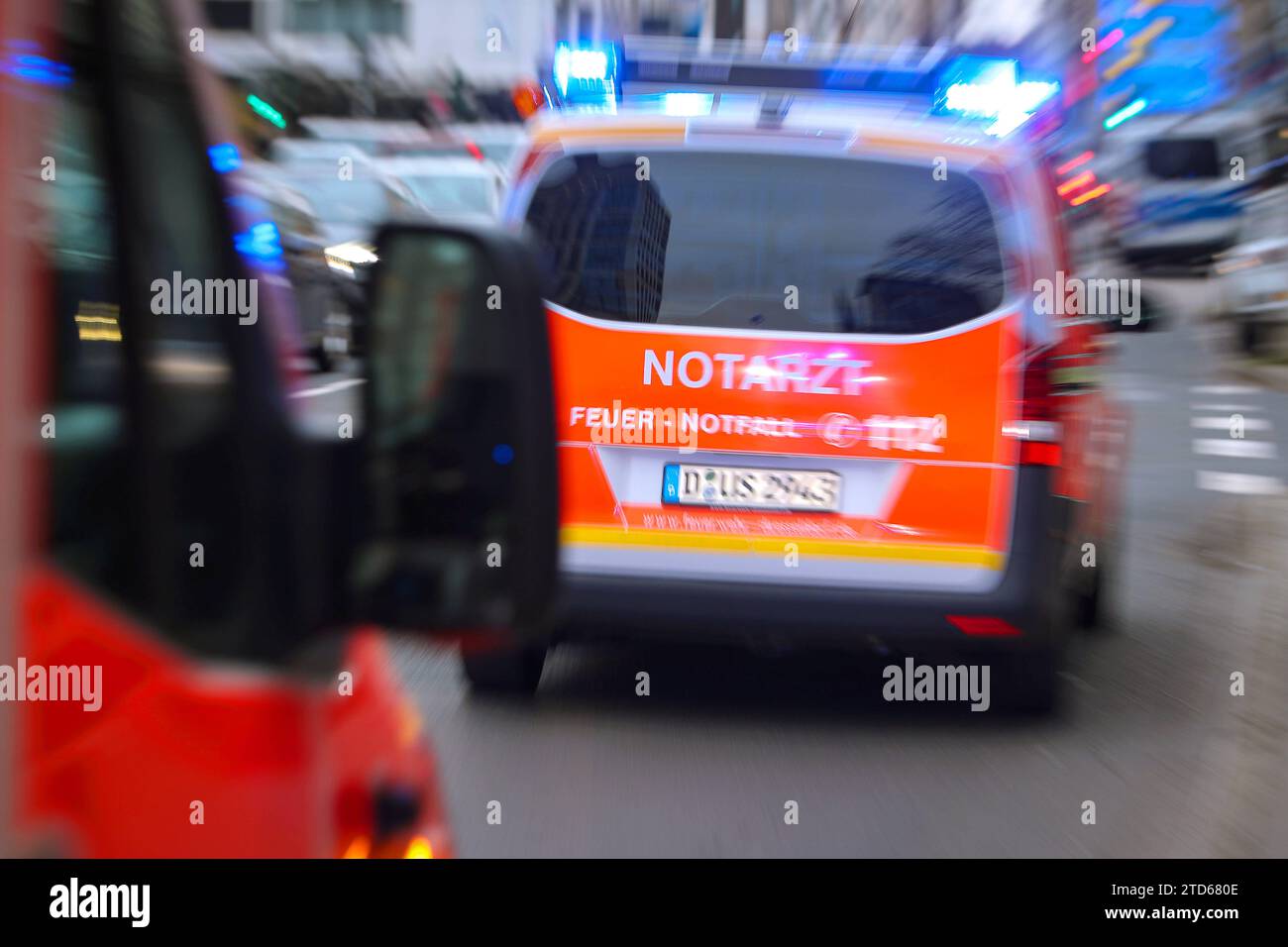 16.12.2023, Düsseldorf, Ein Krankenwagen und Notarzt fährt mit Blaulicht durch eine düsseldorfer Straße zu einem Einsatz Nordrhein-Westfalen Deutschland *** 16 12 2023, Düsseldorf, An ambulance and emergency doctor drive with blue lights through a Düsseldorf street to an operation North Rhine-Westphalia Germany Stock Photo