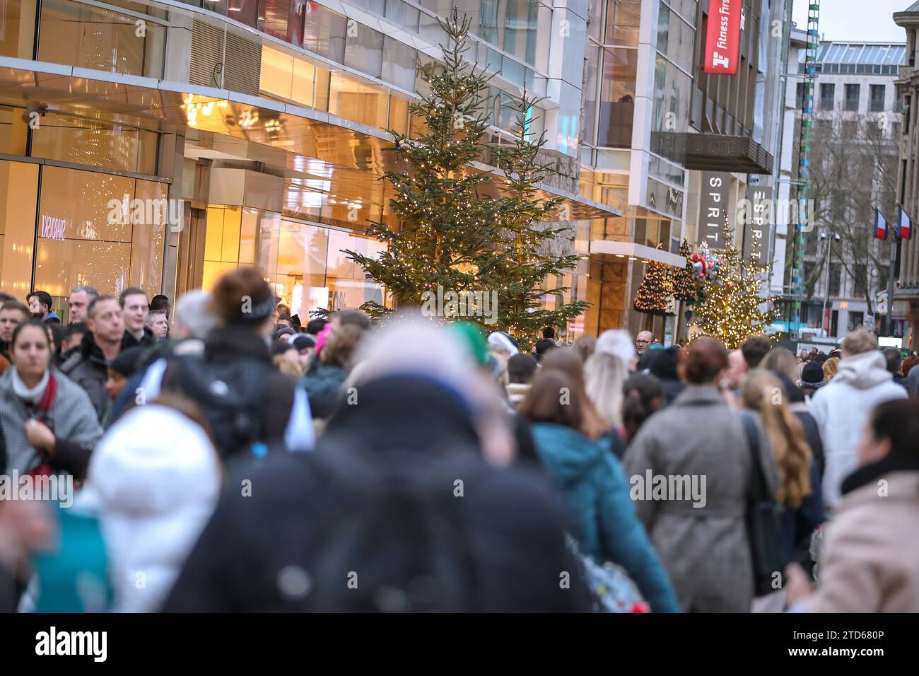 16.12.2023, Düsseldorf, Volle Innenstadt zur Weihnachtszeit - Last Minute Shopping von Weihnachtsgeschenken Nordrhein-Westfalen Deutschland *** 16 12 2023, Düsseldorf, Full city center at Christmas time Last minute shopping for Christmas presents North Rhine-Westphalia Germany Stock Photo