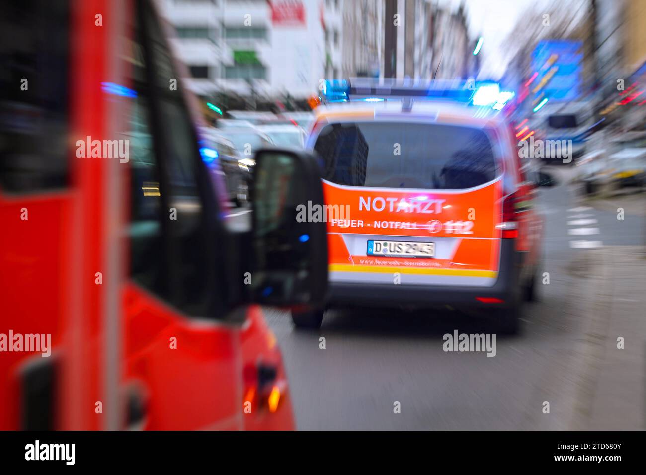 16.12.2023, Düsseldorf, Ein Krankenwagen und Notarzt fährt mit Blaulicht durch eine düsseldorfer Straße zu einem Einsatz Nordrhein-Westfalen Deutschland *** 16 12 2023, Düsseldorf, An ambulance and emergency doctor drive with blue lights through a Düsseldorf street to an operation North Rhine-Westphalia Germany Stock Photo