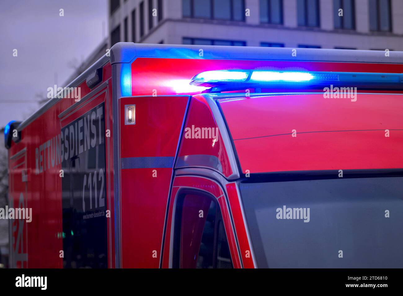 16.12.2023, Düsseldorf, Ein Krankenwagen und Notarzt fährt mit Blaulicht durch eine düsseldorfer Straße zu einem Einsatz Nordrhein-Westfalen Deutschland *** 16 12 2023, Düsseldorf, An ambulance and emergency doctor drive with blue lights through a Düsseldorf street to an operation North Rhine-Westphalia Germany Stock Photo