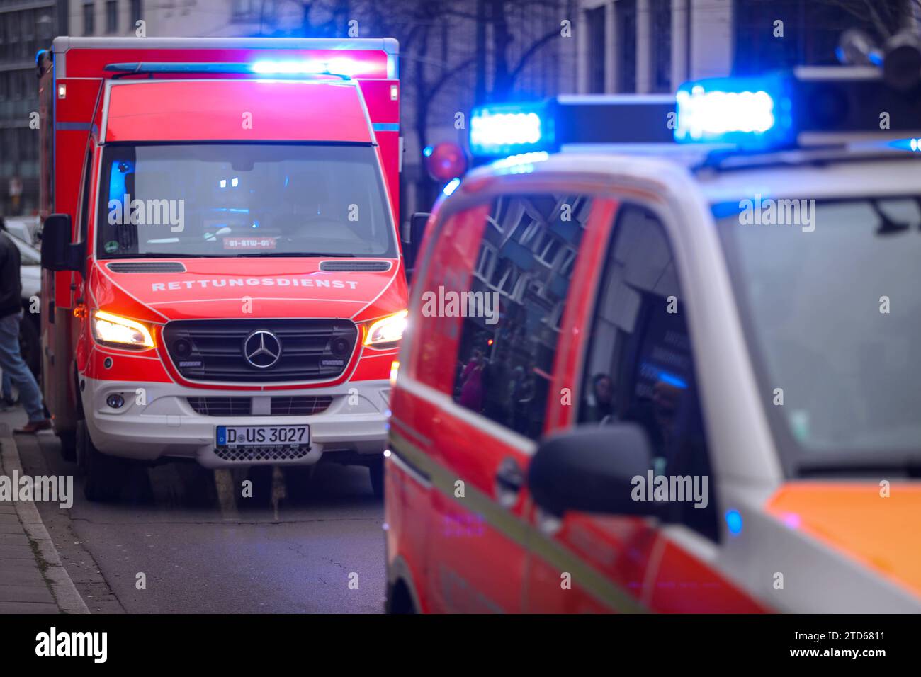 16.12.2023, Düsseldorf, Ein Krankenwagen und Notarzt fährt mit Blaulicht durch eine düsseldorfer Straße zu einem Einsatz Nordrhein-Westfalen Deutschland *** 16 12 2023, Düsseldorf, An ambulance and emergency doctor drive with blue lights through a Düsseldorf street to an operation North Rhine-Westphalia Germany Stock Photo