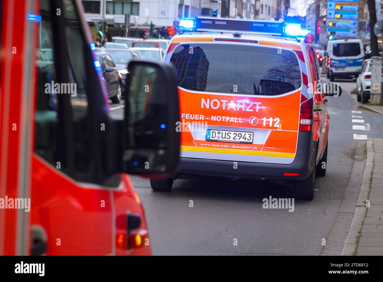 16.12.2023, Düsseldorf, Ein Krankenwagen und Notarzt fährt mit Blaulicht durch eine düsseldorfer Straße zu einem Einsatz Nordrhein-Westfalen Deutschland *** 16 12 2023, Düsseldorf, An ambulance and emergency doctor drive with blue lights through a Düsseldorf street to an operation North Rhine-Westphalia Germany Stock Photo