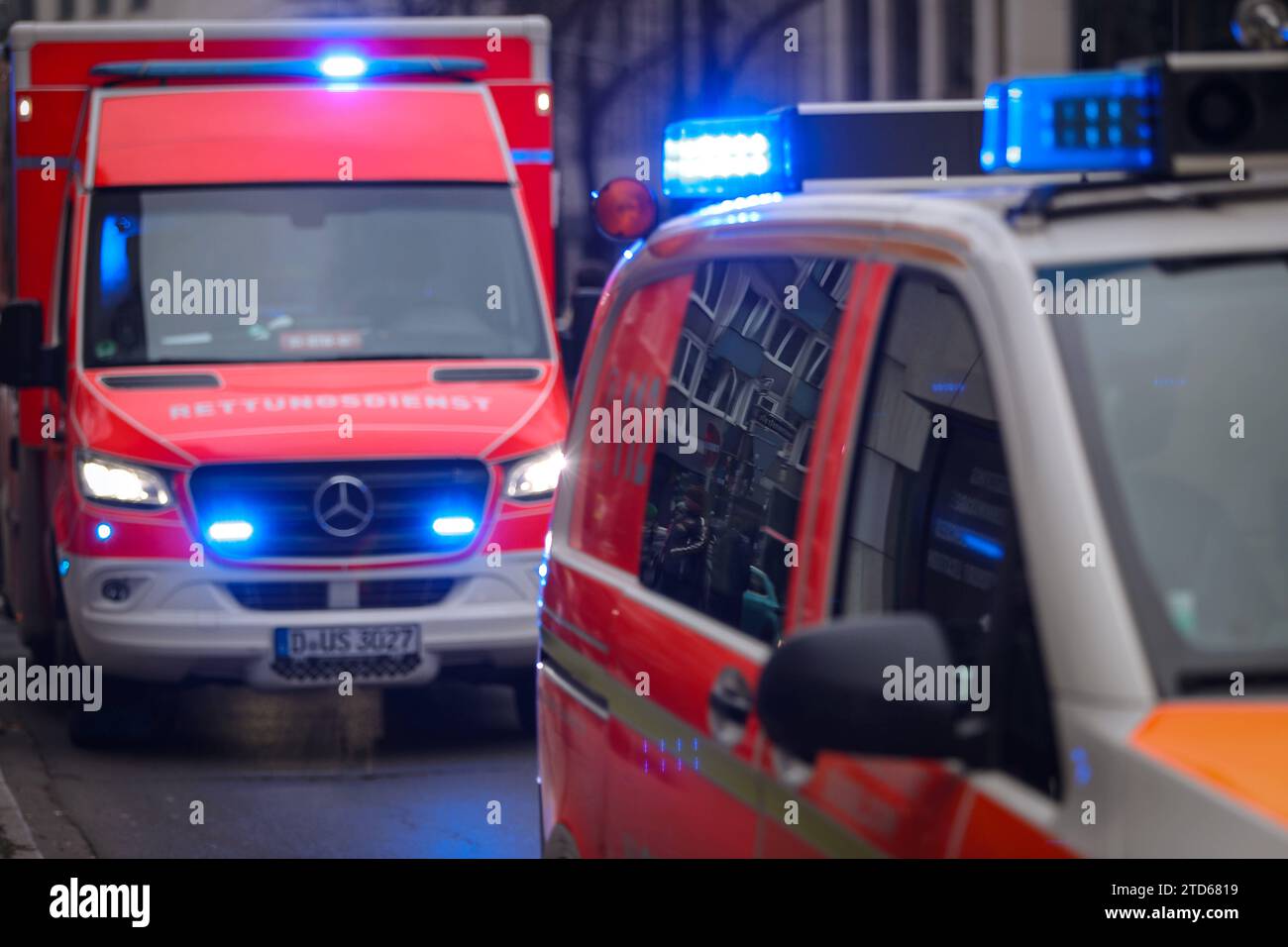 16.12.2023, Düsseldorf, Ein Krankenwagen und Notarzt fährt mit Blaulicht durch eine düsseldorfer Straße zu einem Einsatz Nordrhein-Westfalen Deutschland *** 16 12 2023, Düsseldorf, An ambulance and emergency doctor drive with blue lights through a Düsseldorf street to an operation North Rhine-Westphalia Germany Stock Photo