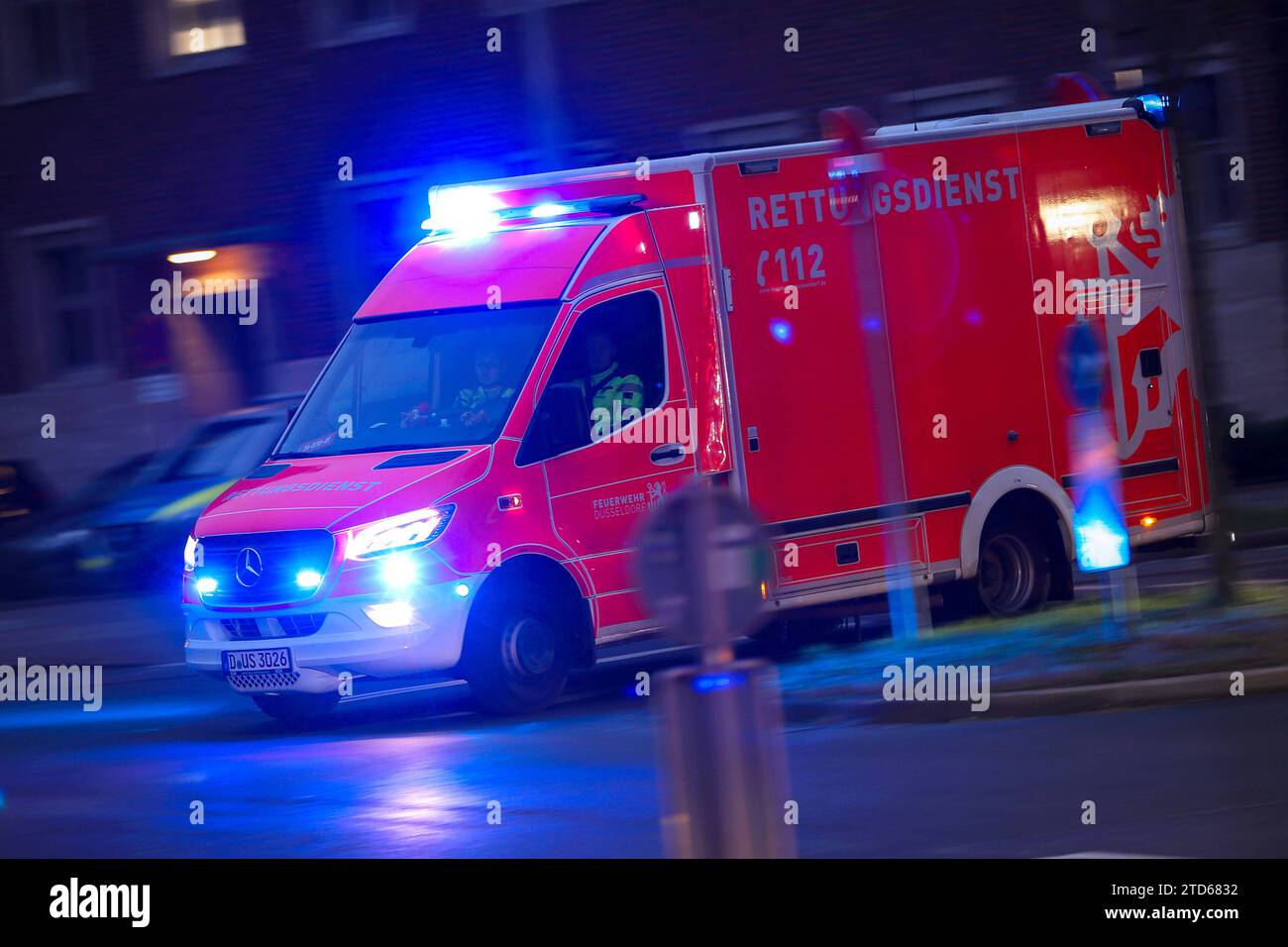 16.12.2023, Düsseldorf, Ein Krankenwagen und Notarzt fährt mit Blaulicht durch eine düsseldorfer Straße zu einem Einsatz Nordrhein-Westfalen Deutschland *** 16 12 2023, Düsseldorf, An ambulance and emergency doctor drive with blue lights through a Düsseldorf street to an operation North Rhine-Westphalia Germany Stock Photo