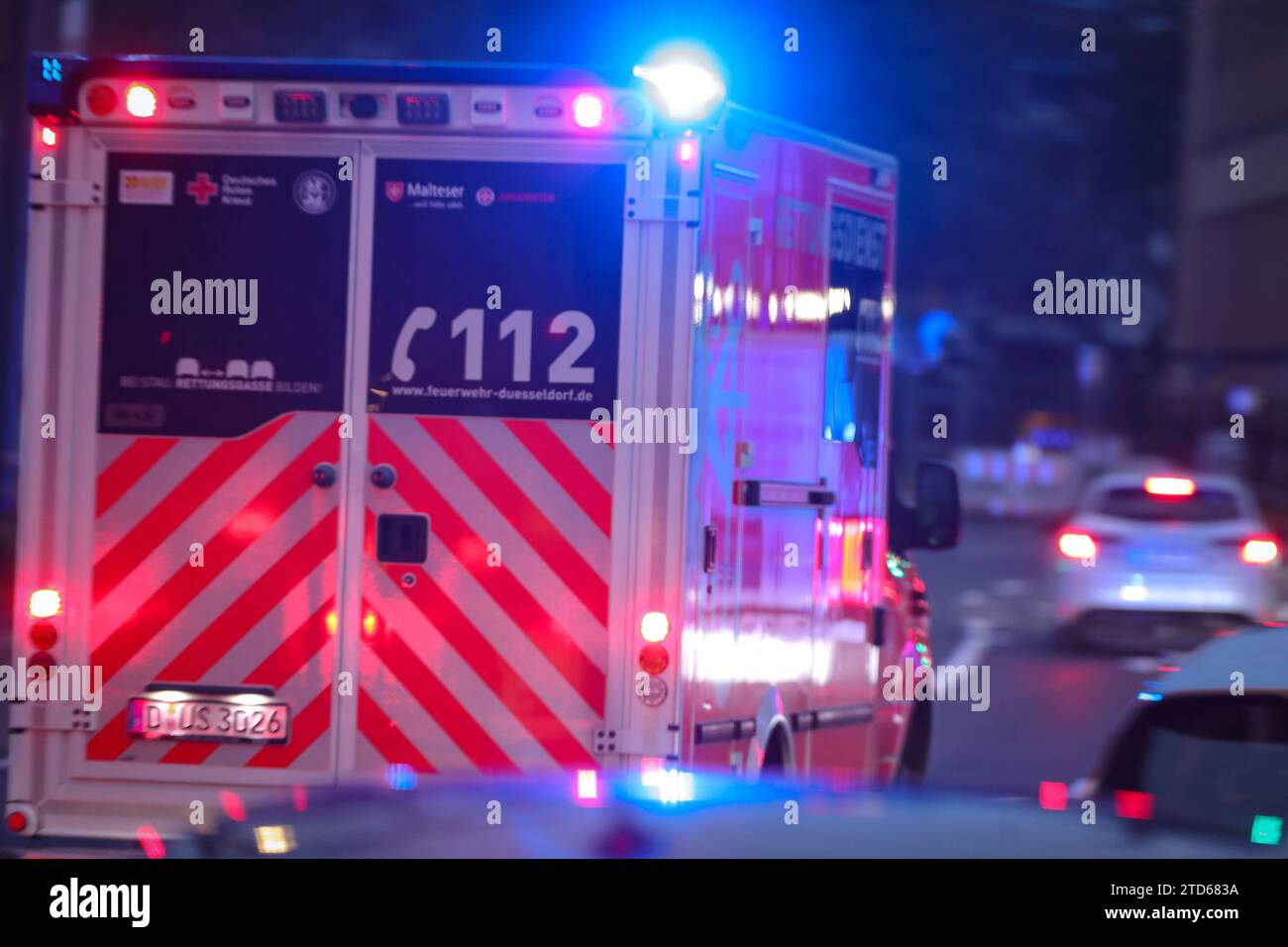 16.12.2023, Düsseldorf, Ein Krankenwagen und Notarzt fährt mit Blaulicht durch eine düsseldorfer Straße zu einem Einsatz Nordrhein-Westfalen Deutschland *** 16 12 2023, Düsseldorf, An ambulance and emergency doctor drive with blue lights through a Düsseldorf street to an operation North Rhine-Westphalia Germany Stock Photo