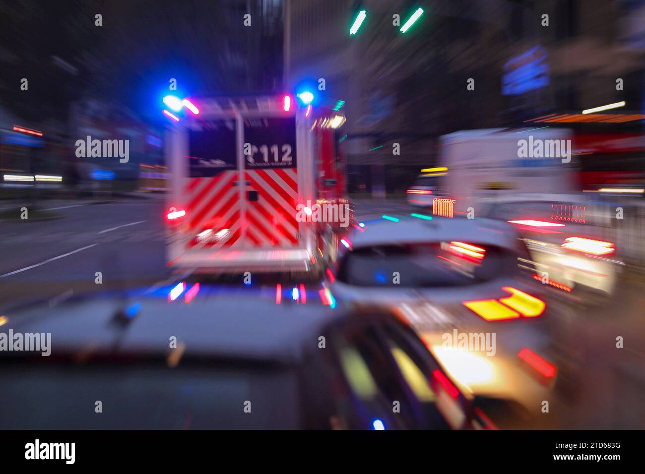 16.12.2023, Düsseldorf, Ein Krankenwagen und Notarzt fährt mit Blaulicht durch eine düsseldorfer Straße zu einem Einsatz Nordrhein-Westfalen Deutschland *** 16 12 2023, Düsseldorf, An ambulance and emergency doctor drive with blue lights through a Düsseldorf street to an operation North Rhine-Westphalia Germany Stock Photo