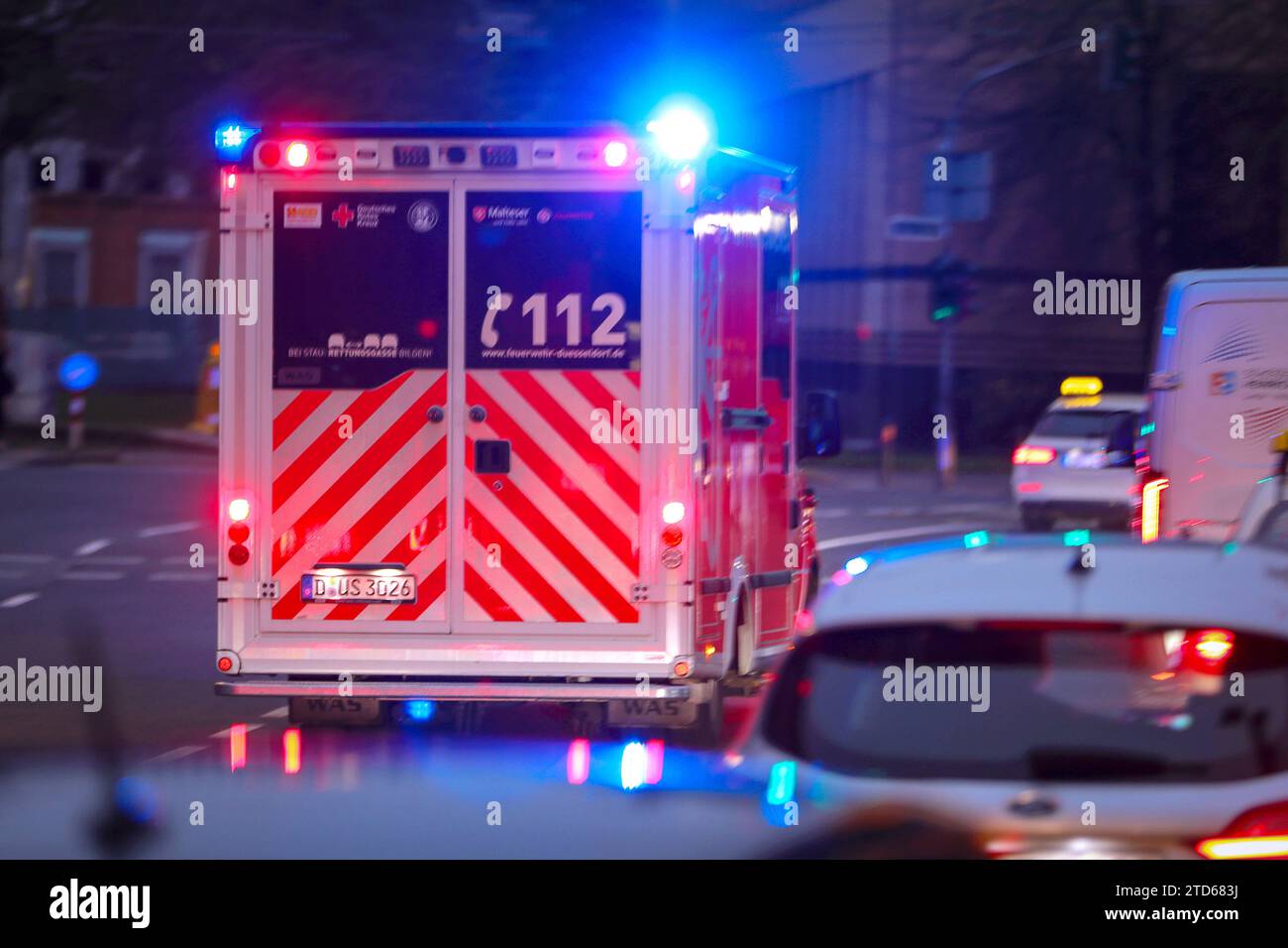 16.12.2023, Düsseldorf, Ein Krankenwagen und Notarzt fährt mit Blaulicht durch eine düsseldorfer Straße zu einem Einsatz Nordrhein-Westfalen Deutschland *** 16 12 2023, Düsseldorf, An ambulance and emergency doctor drive with blue lights through a Düsseldorf street to an operation North Rhine-Westphalia Germany Stock Photo