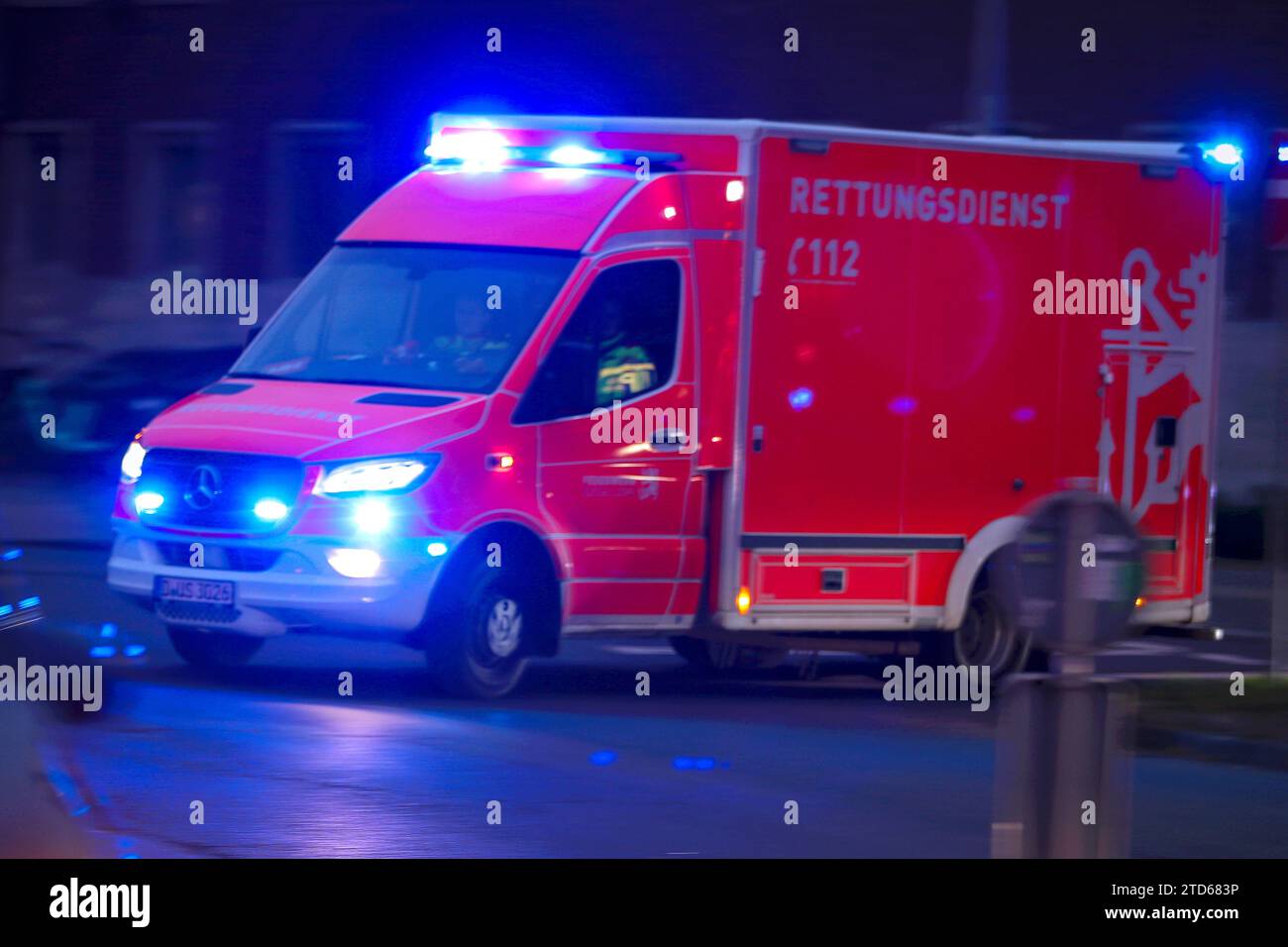 16.12.2023, Düsseldorf, Ein Krankenwagen und Notarzt fährt mit Blaulicht durch eine düsseldorfer Straße zu einem Einsatz Nordrhein-Westfalen Deutschland *** 16 12 2023, Düsseldorf, An ambulance and emergency doctor drive with blue lights through a Düsseldorf street to an operation North Rhine-Westphalia Germany Stock Photo