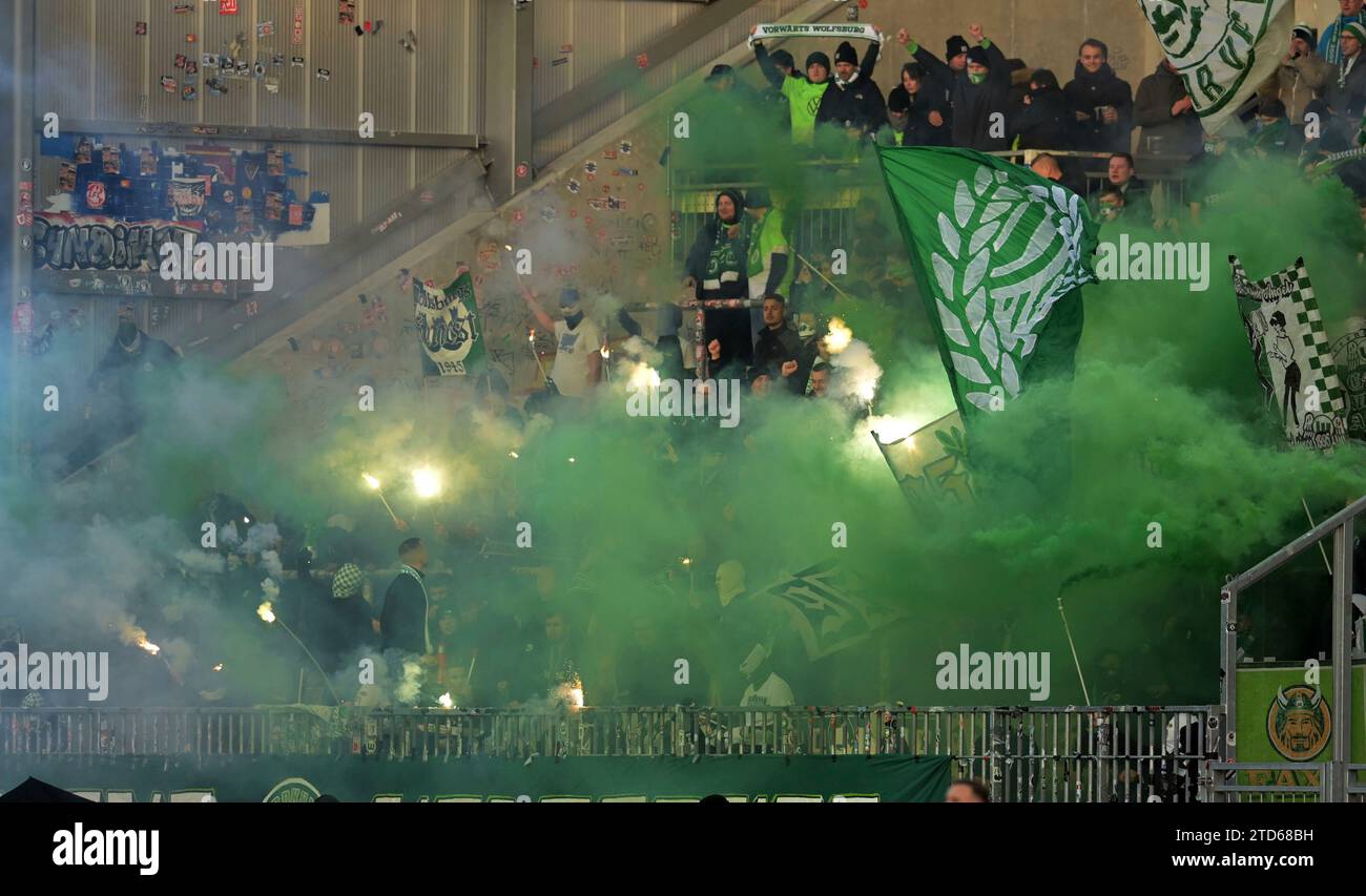 Fans des VFL. Wolfsburg zünden Pyrotechnik fotografiert beim Fußball Bundesliga Spiel Darmstadt. 98 gegen den VFL. Wolfsburg am 16.12.2023 in Darmstadt. Stock Photo