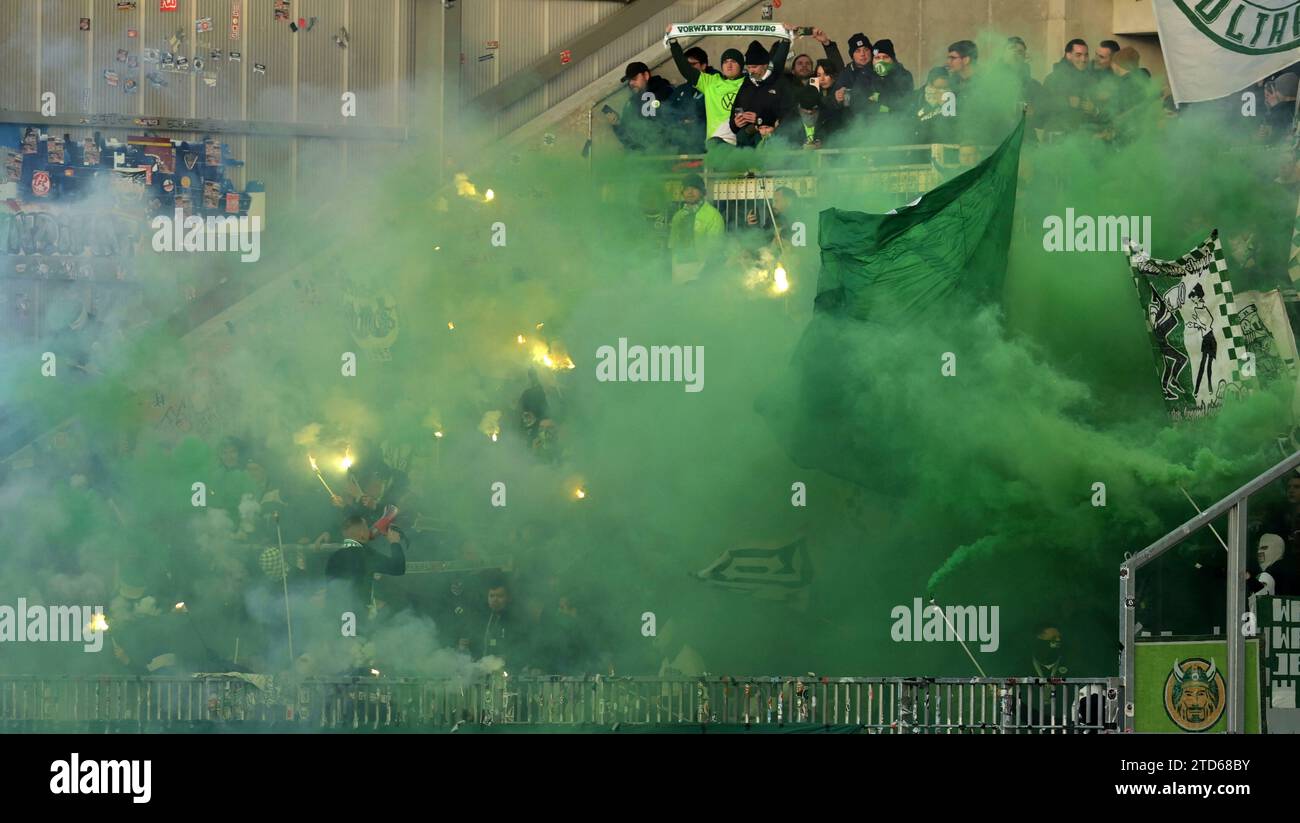 Fans des VFL. Wolfsburg zünden Pyrotechnik fotografiert beim Fußball Bundesliga Spiel Darmstadt. 98 gegen den VFL. Wolfsburg am 16.12.2023 in Darmstadt. Stock Photo