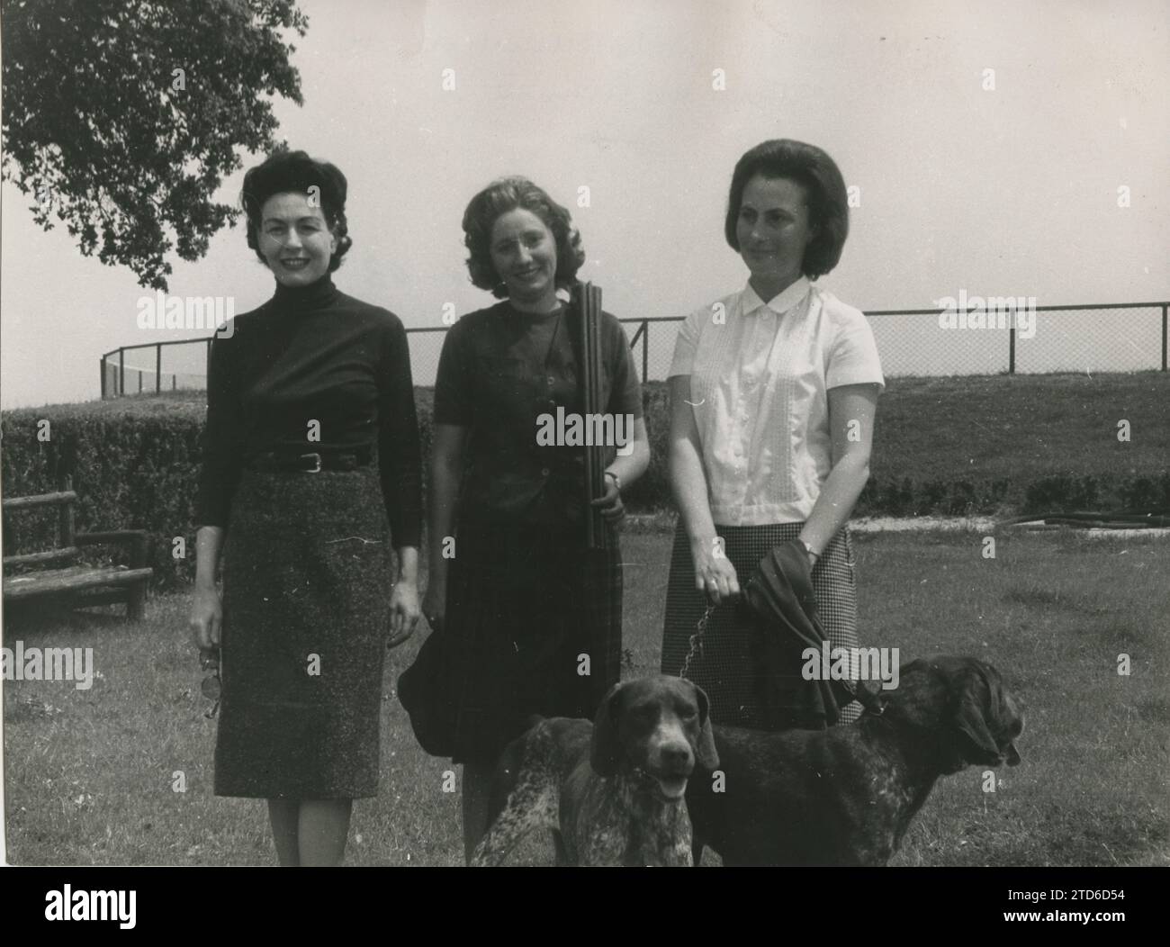 Madrid, April 1963. XXVII World Pigeon Shooting Championship. In the image, the world champions in other editions, the North American Carola Mandel and the Spanish María Antonia Morenés, together with Mrs. de Irujo. Credit: Album / Archivo ABC / Manuel Menéndez Chacón Stock Photo