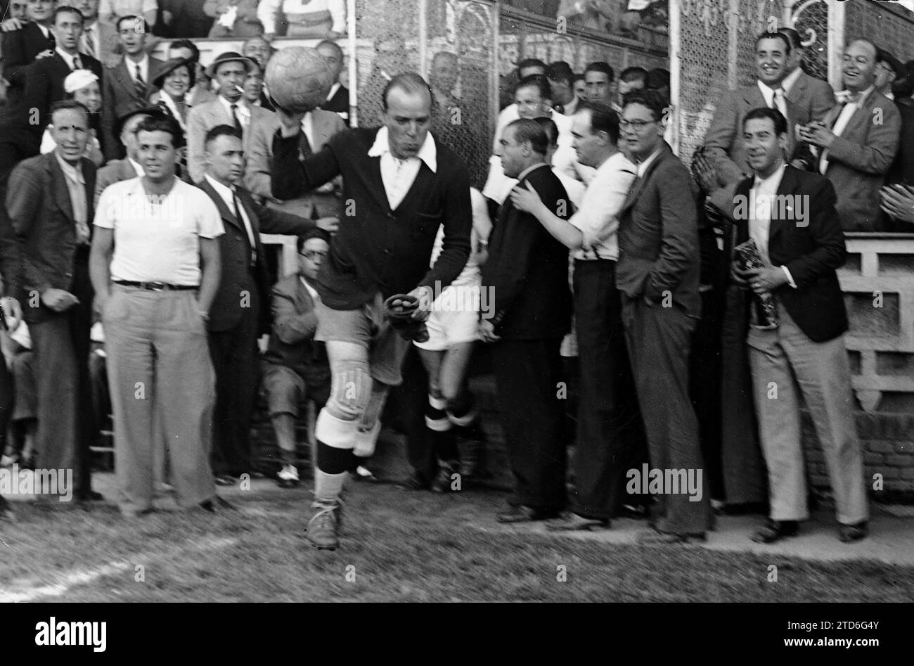 The Madrid team Captained by Zamora at the time of going out onto the playing field. Final 1935-36. Photo: Lopez. Credit: Album / Archivo ABC / López Stock Photo