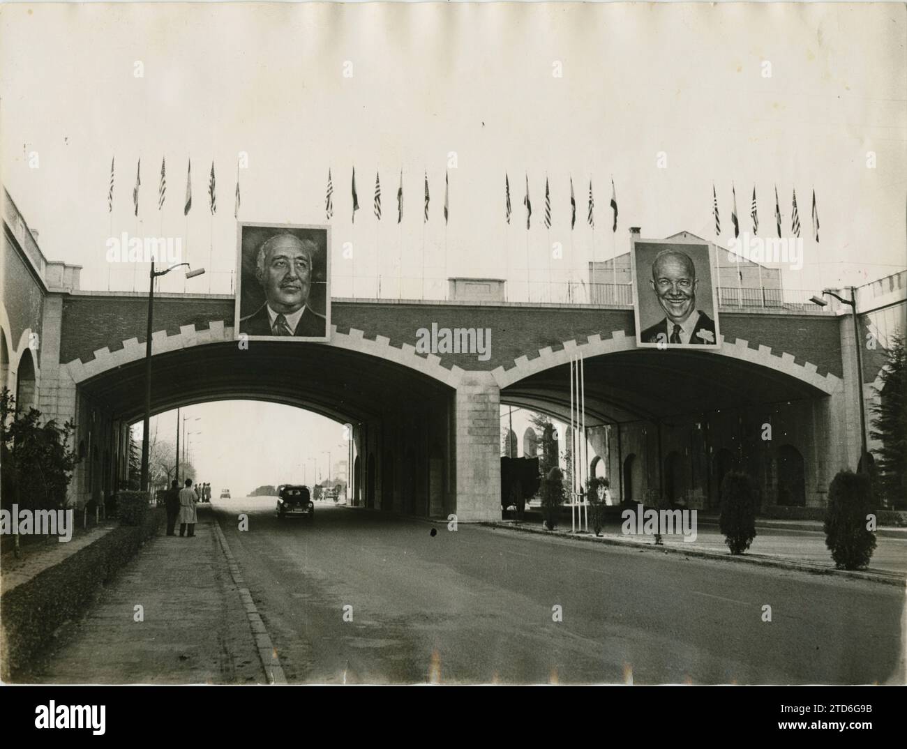 Madrid, 12/19/1959. On the eve of the arrival of North American President Dwight D. Eisenhower to Spain, the first by a United States president. The authorities devoted themselves to this visit, essential in a Spain that needed to open up to the outside world. In the photograph, the portraits of Eisenhower and Franco on the CEA bridge, over the Barajas highway. Credit: Album / Archivo ABC / Teodoro Naranjo Domínguez Stock Photo