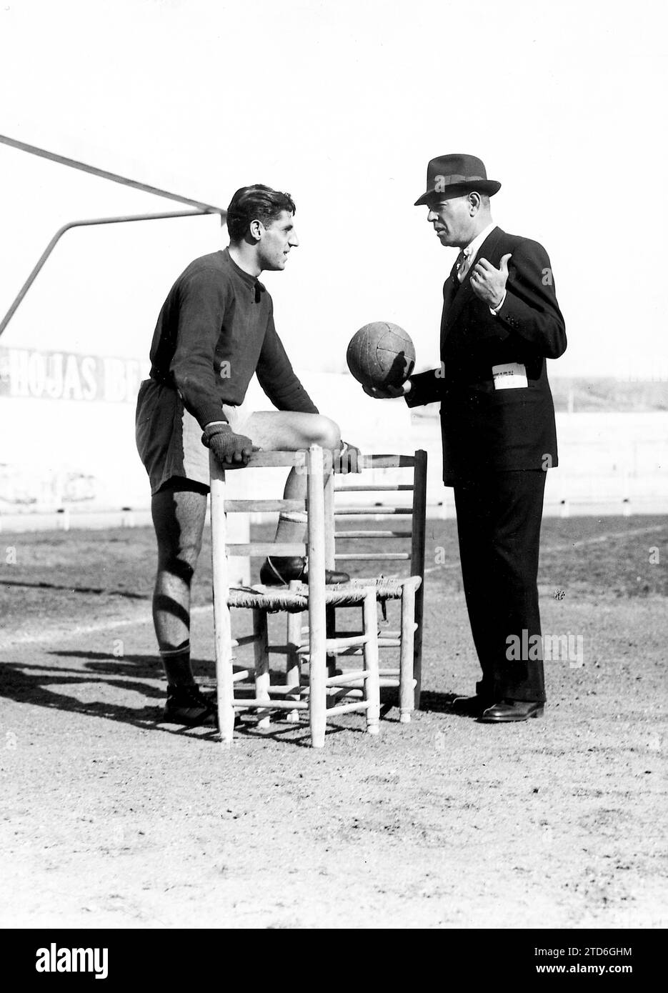 Ricardo Zamora instructs Serra, the new goalkeeper under his command, at Atlético Aviación. (1940-1941). Credit: Album / Archivo ABC Stock Photo