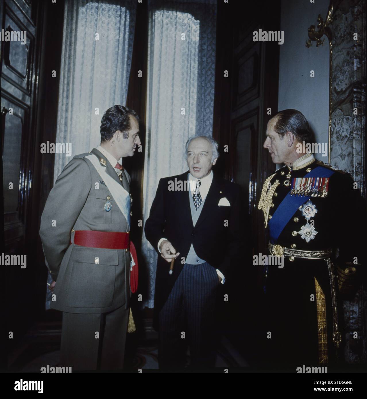 Madrid, 11/27/1975. Acts of exaltation to the Crown. His Majesty King Juan Carlos during the reception that the Sovereigns offered in the Palace to the representatives and personalities arriving in Madrid for his investiture. In the image, with the Duke of Edinburgh and the German president, Walter Scheel. Credit: Album / Archivo ABC Stock Photo