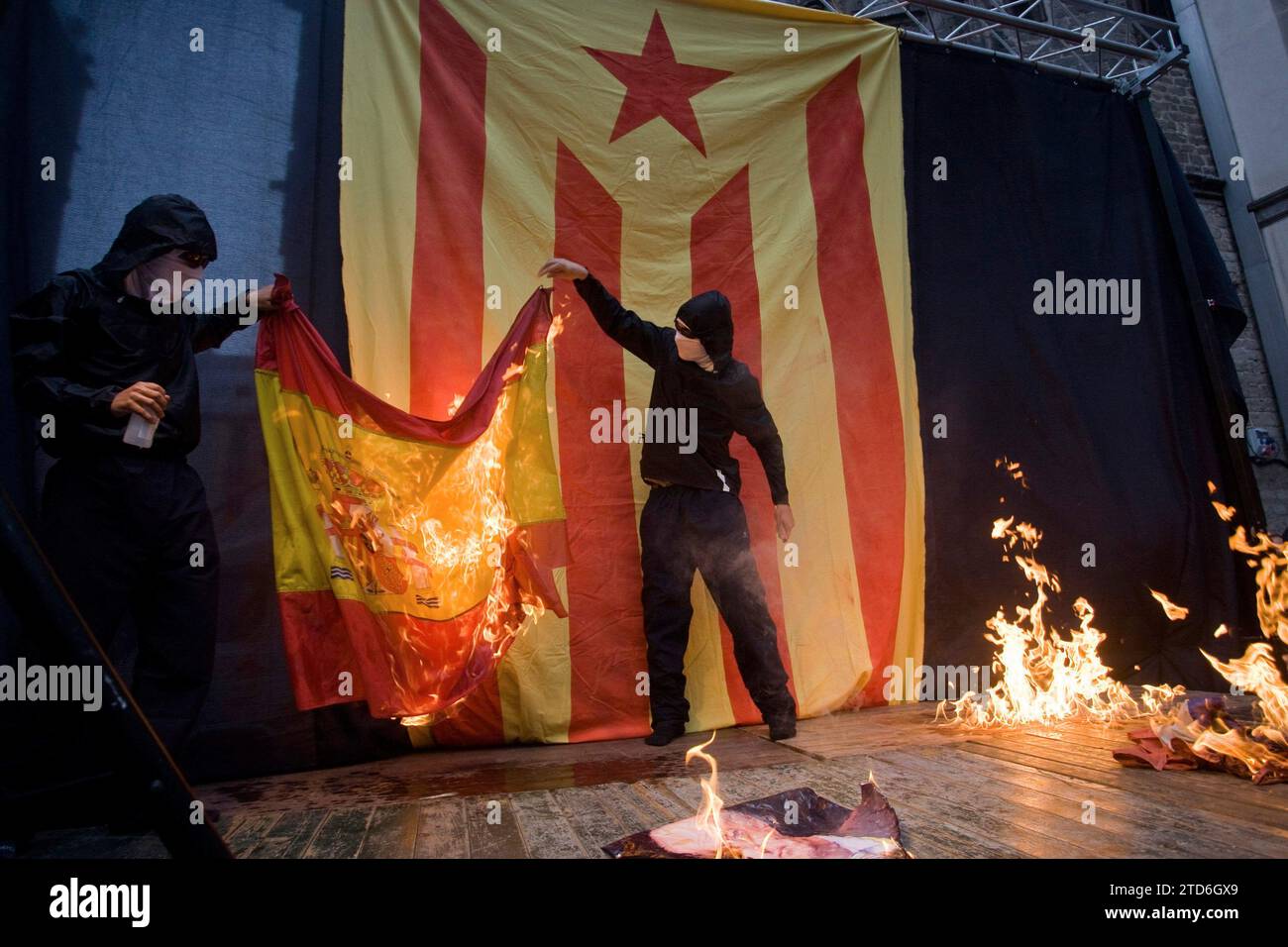 Barcelona, 09/11/2011. Independence demonstration in the Catalan Diada. Burning of the King's photo, burning of the Spanish flag. Photo: Inés Baucells. ARCHDC. Credit: Album / Archivo ABC / Inés Baucells Stock Photo