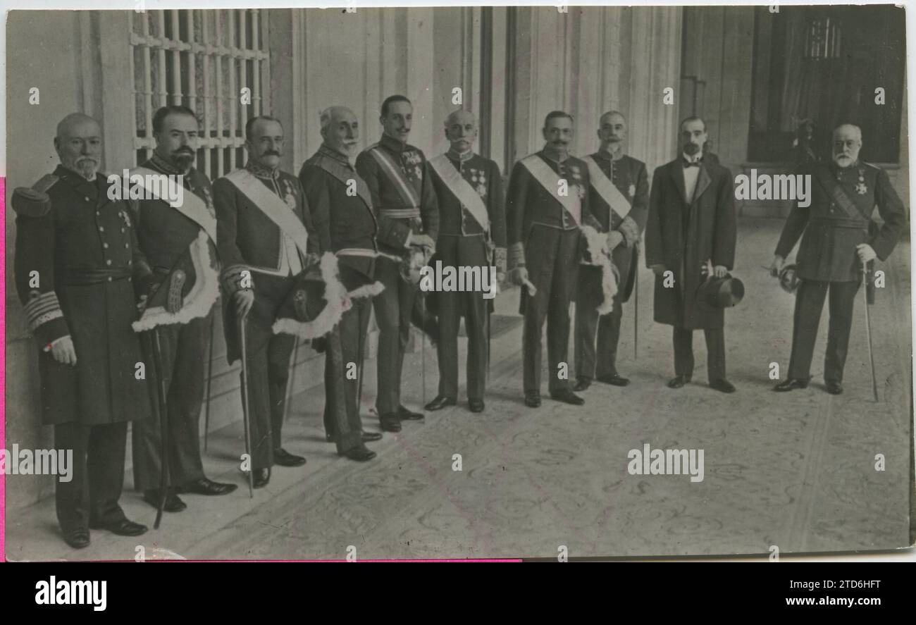 Madrid, 03/22/1918. Royal Palace. The oath of ministers. From left to right, ministers Pidal (Navy), Alba (Public Instruction), Count of Romanones (Grace and Justice), Maura (Presidency), His Majesty King Alfonso XIII, Dato (State), Marquis of Alhucemas (Government) , González Besada (Treasury), Cambó (Development) and General Marina (War). Credit: Album / Archivo ABC / Ramón Alba Stock Photo