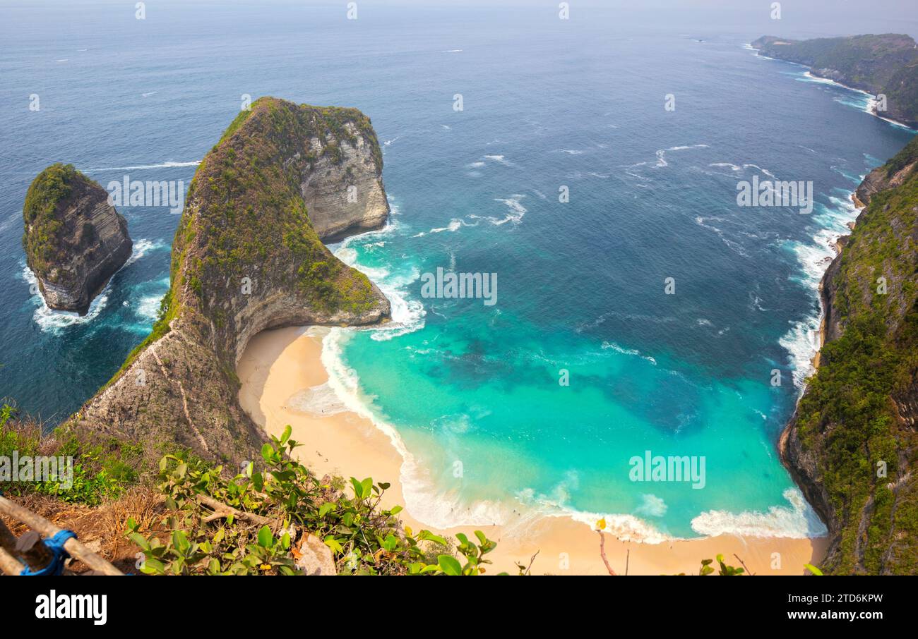 The Picturesque Unique Rock Formation Of The Broken Beach & Kelingking 