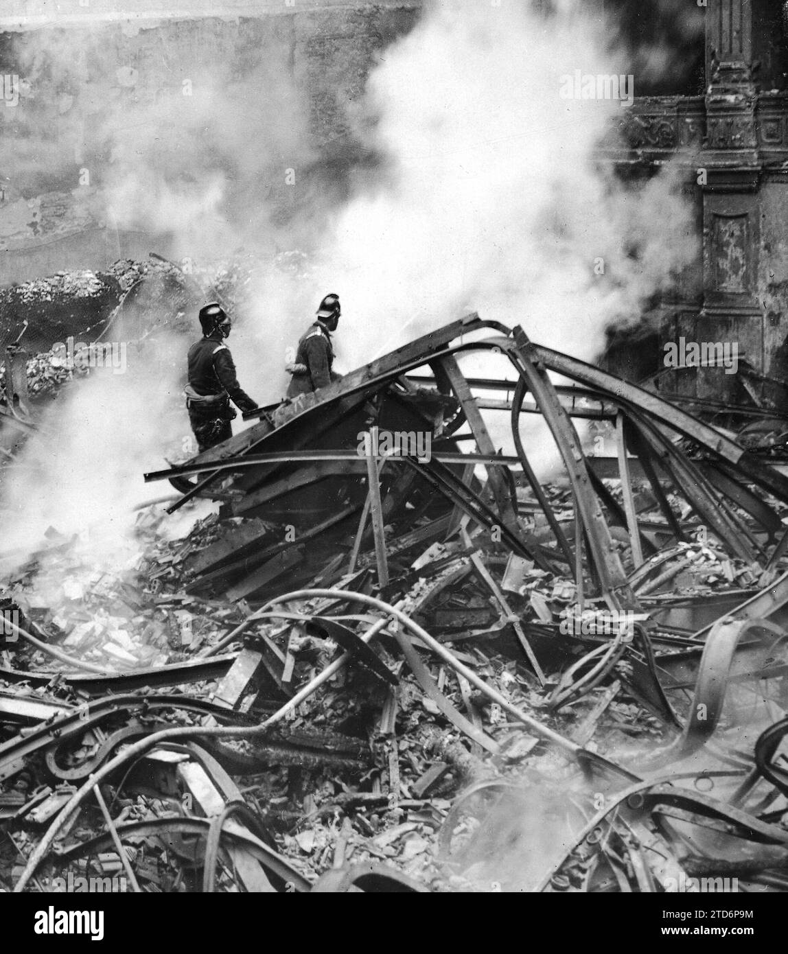 01/29/1920. Madrid. In the fire of the great Theater. The theater room ...