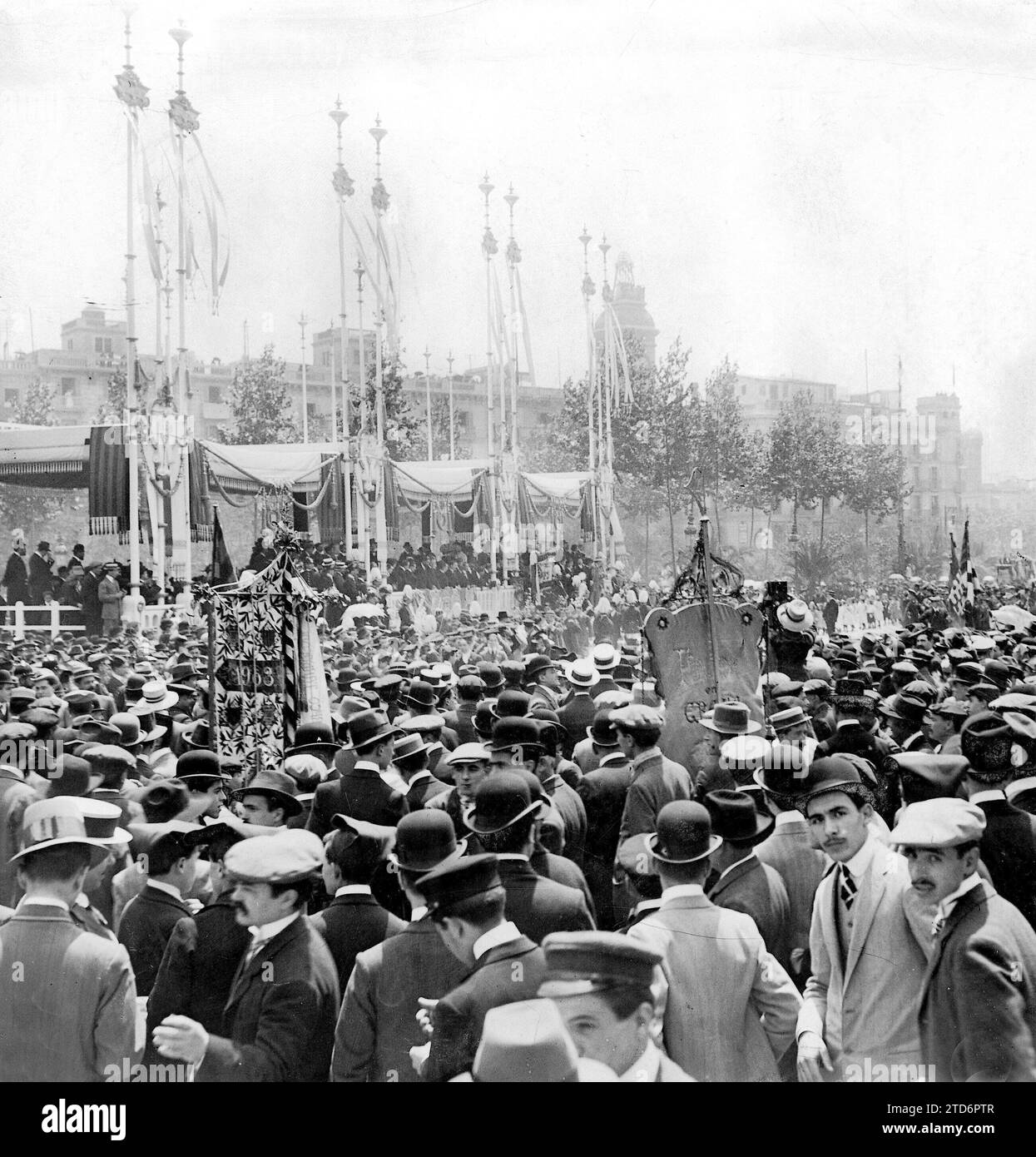 04/30/1909. Photo Ballell. Barcelona. The tribute to Guimera. Appearance of the Plaza de Cataluña at the time of the demonstration passing in front of the tribune occupied by Mr. Guimera. Credit: Album / Archivo ABC / Federico Ballell Stock Photo