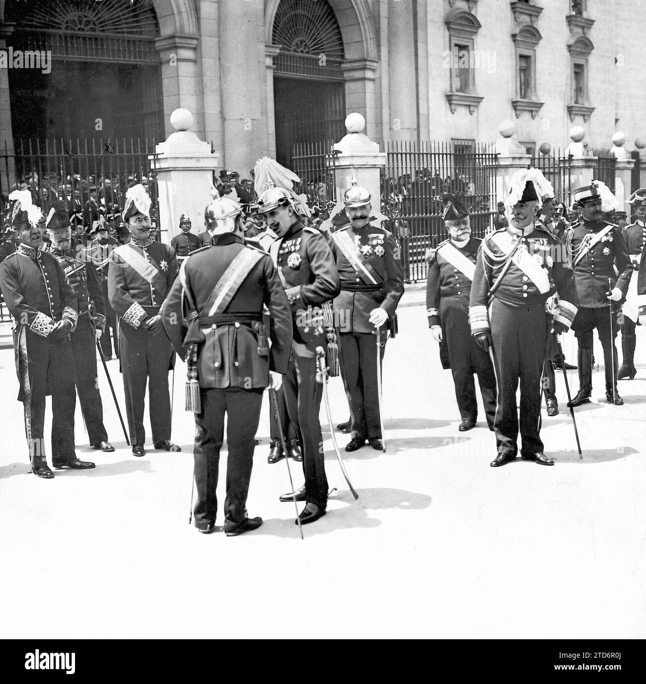 05/01/1914. From the Funerals by Montero Ríos in Madrid. HM the King (X) Speaking with the Minister of War, upon leaving the Religious Solemnity Celebrated yesterday tomorrow in San Francisco el Grande. Credit: Album / Archivo ABC / José Zegri Stock Photo