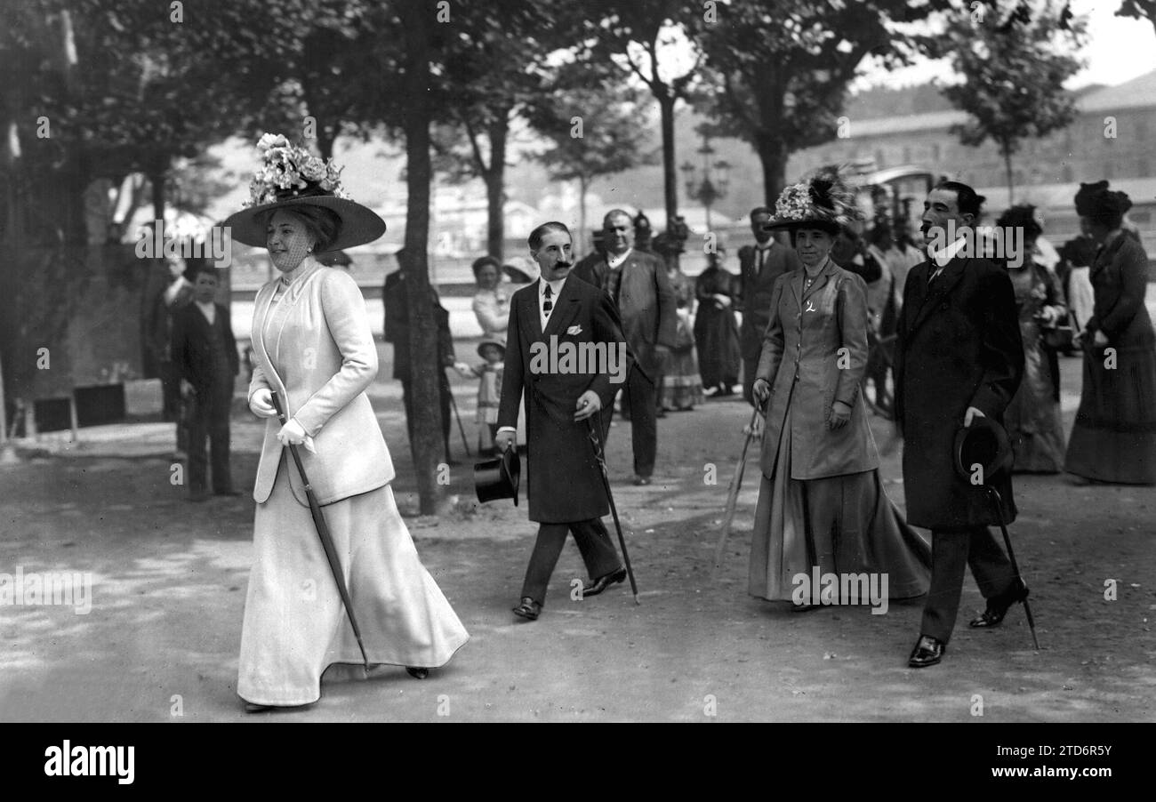 09/13/1910. The court's summer vacation in San Sebastian. H.H. Mm. Queen Victoria Eugenia (1) and Queen María Cristina (2) upon arriving at the San José school that they visited the day before yesterday. Credit: Album / Archivo ABC / Francisco Goñi Stock Photo