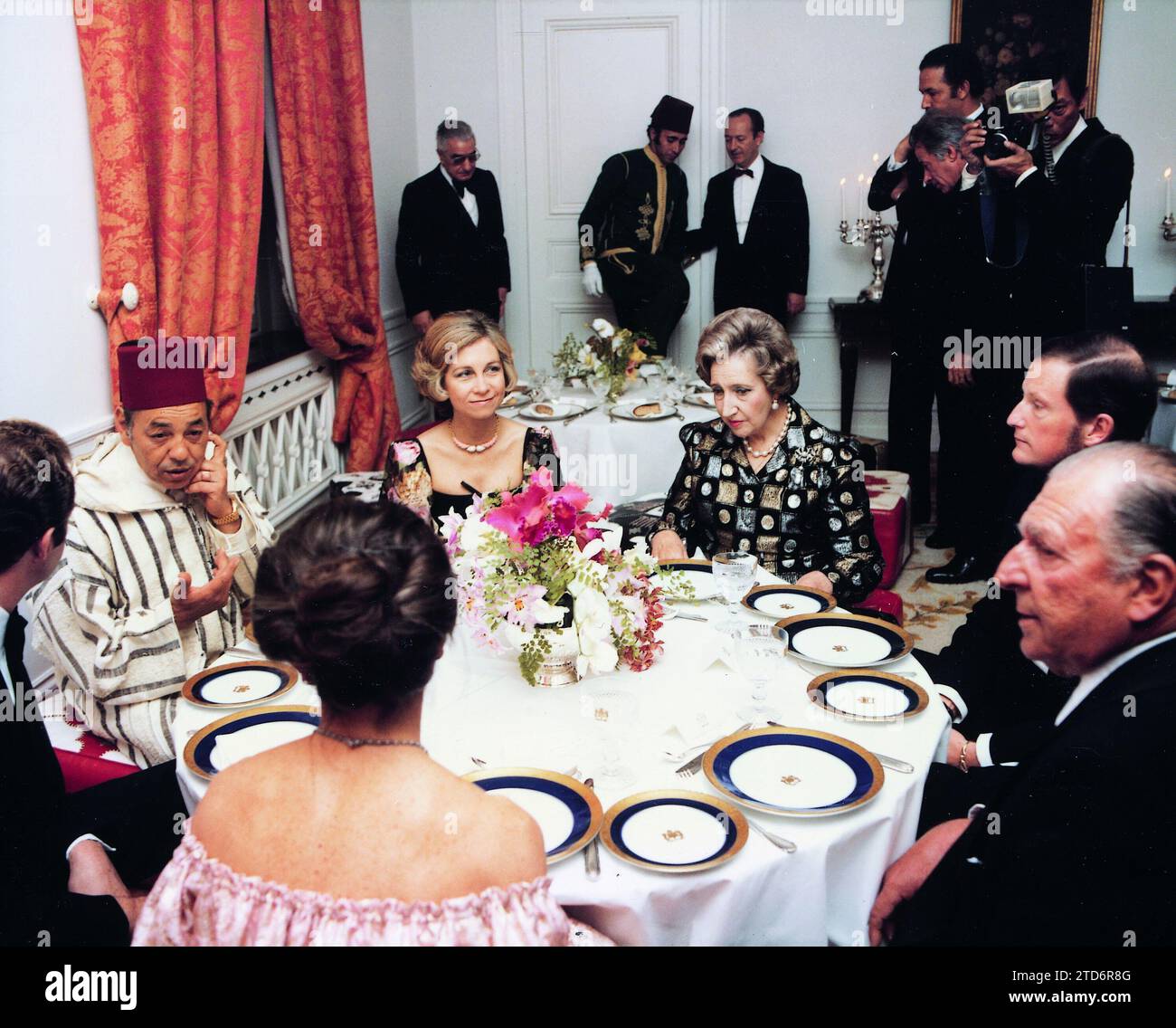 Dinner at the Moroccan embassy in Madrid: King Hassan II, the Kings of Spain, the Counts of Barcelona and the Kings of the Bulgarians (Margarita's back is turned) 1-29-1978. Credit: Album / Archivo ABC Stock Photo