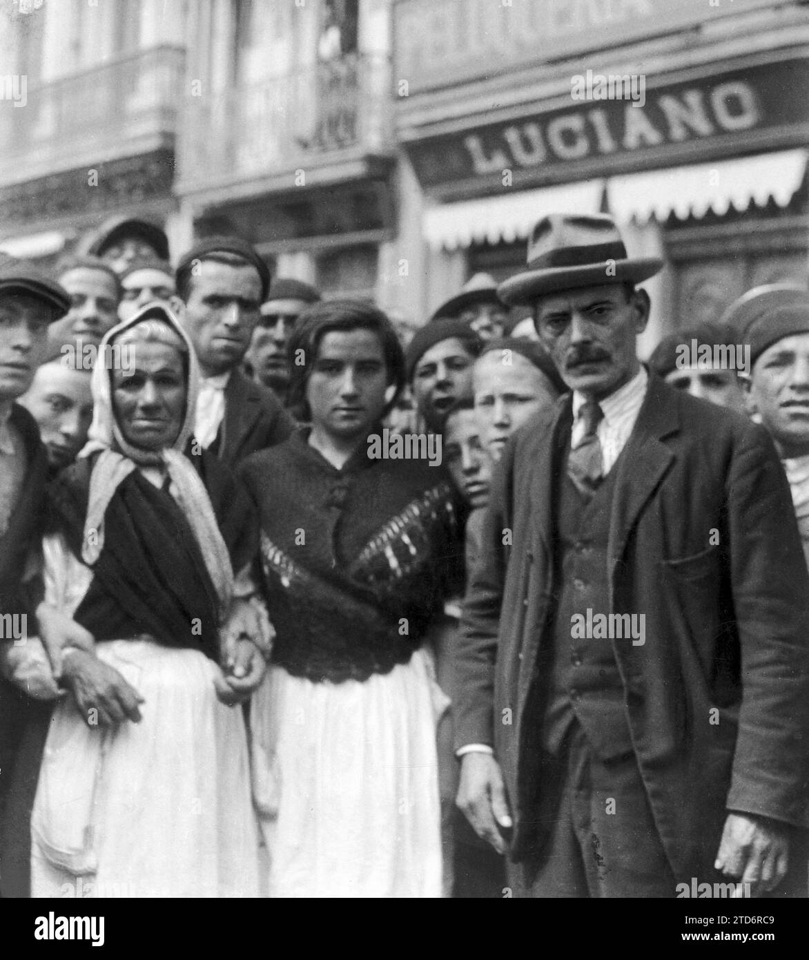 08/29/1923. La Coruna. After the Pardon. The Mother (1) and Sister (2) of Corporal Sánchez Barroso Surrounded by the People, Going to the Town Hall to Express Their Gratitude for the Pardon Granted to Him. Credit: Album / Archivo ABC / González Stock Photo