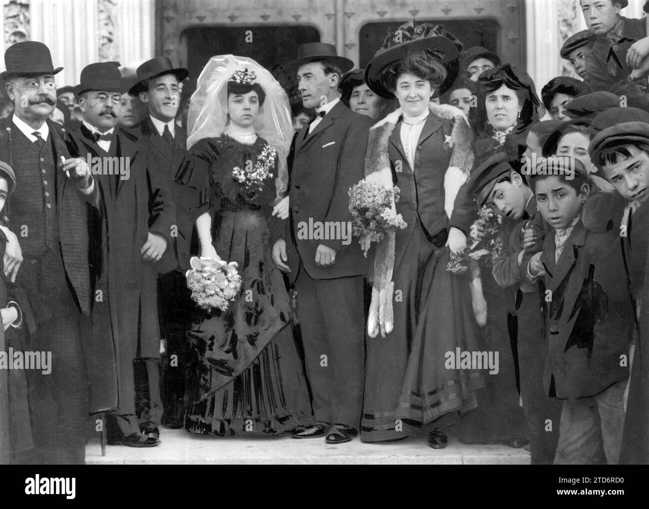 01/24/1908. Madrid. Regaterín's wedding. The Bride and Groom and the Guests at the Ceremony, leaving the church of Saint Jerome, after the wedding blessing. Credit: Album / Archivo ABC / Francisco Goñi Stock Photo