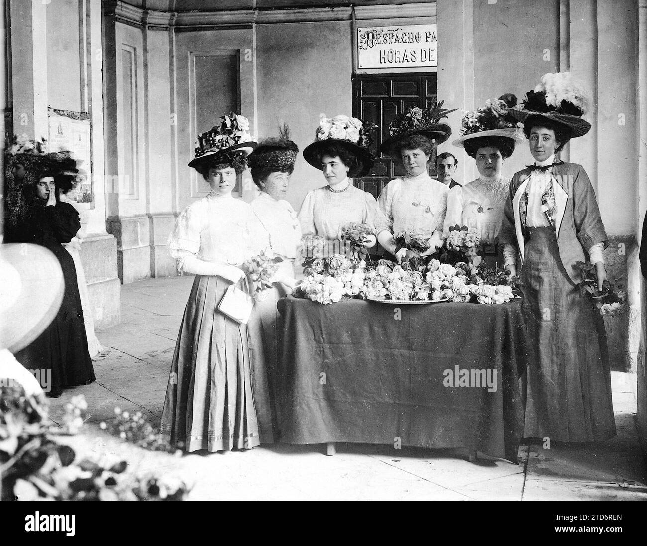 05/28/1908. Madrid. The blessing of the Roses. The atrium of the church of San José during the function organized by the Ladies of the Talleres de Santa Rita, in honor of their Patron. A Flower Stand Served by Distinguished Ladies. Credit: Album / Archivo ABC / Francisco Goñi Stock Photo