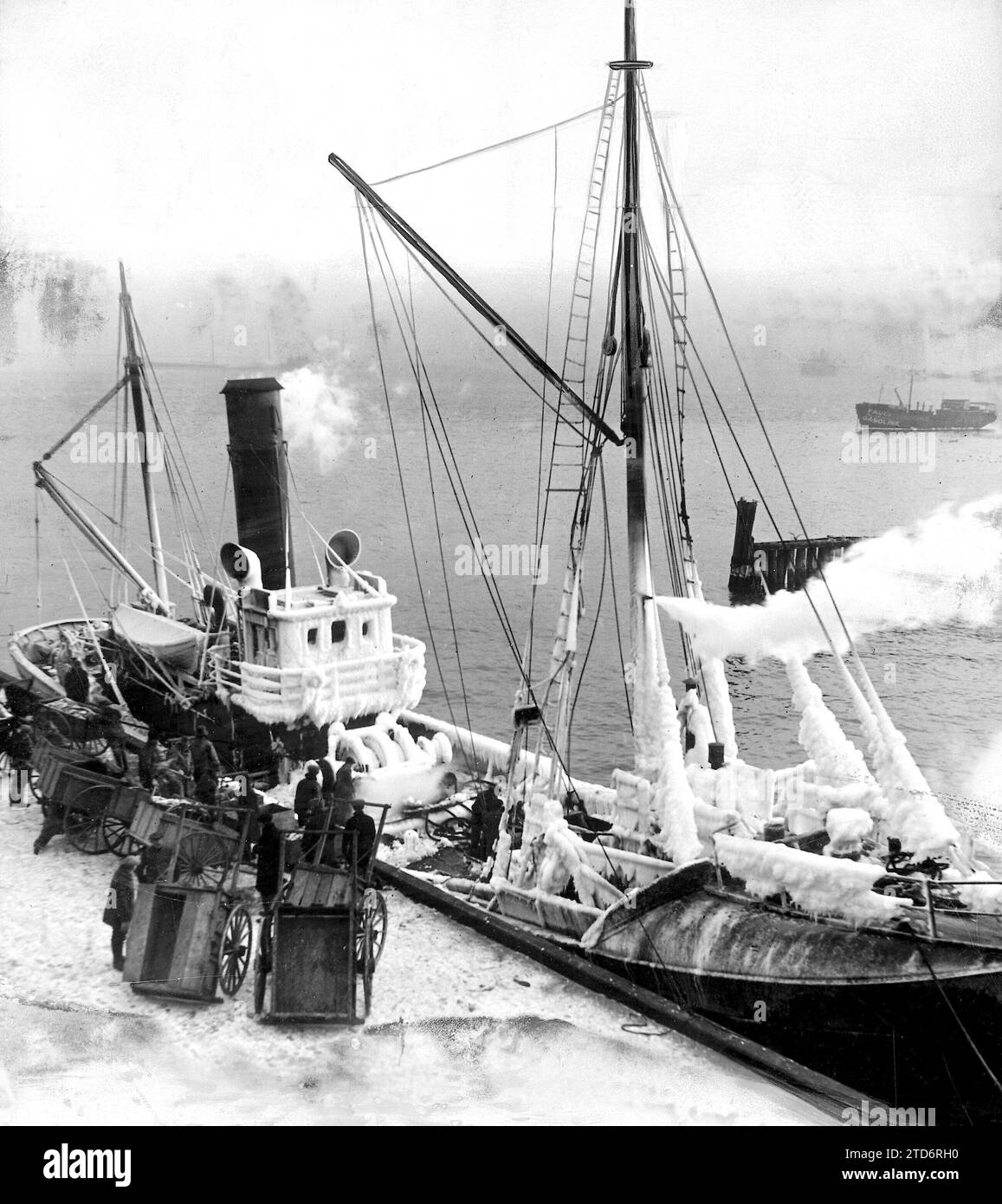 12/31/1925. The Rigors of this winter in the United States. Temperatures as low as those of these days are not remembered in the whole world, in Boston the Spectacle that reproduces this Photograph of the Fishing Vessel 'Swell' covered in Ice is frequent. Photomontage: the photo is Positive on another previous photograph. Credit: Album / Archivo ABC / Vidal Stock Photo