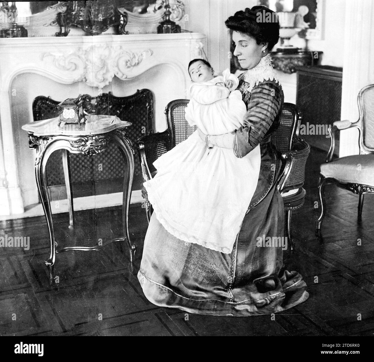 10/27/1911. From the royal family Her Highness the Infanta Doña María Teresa with her newborn daughter the Infantita Doña María de las Mercedes in her Lap. Credit: Album / Archivo ABC / Francisco Goñi Stock Photo