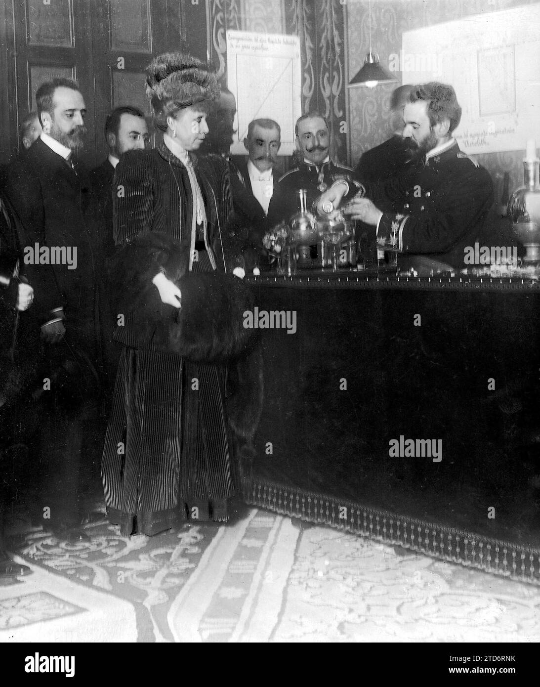 11/30/1908. At the School of Mining Engineers. HM Queen María Cristina with the Minister of Development, Mr. Sánchez Guerra (X), Visiting the Classes. Credit: Album / Archivo ABC / Francisco Goñi Stock Photo