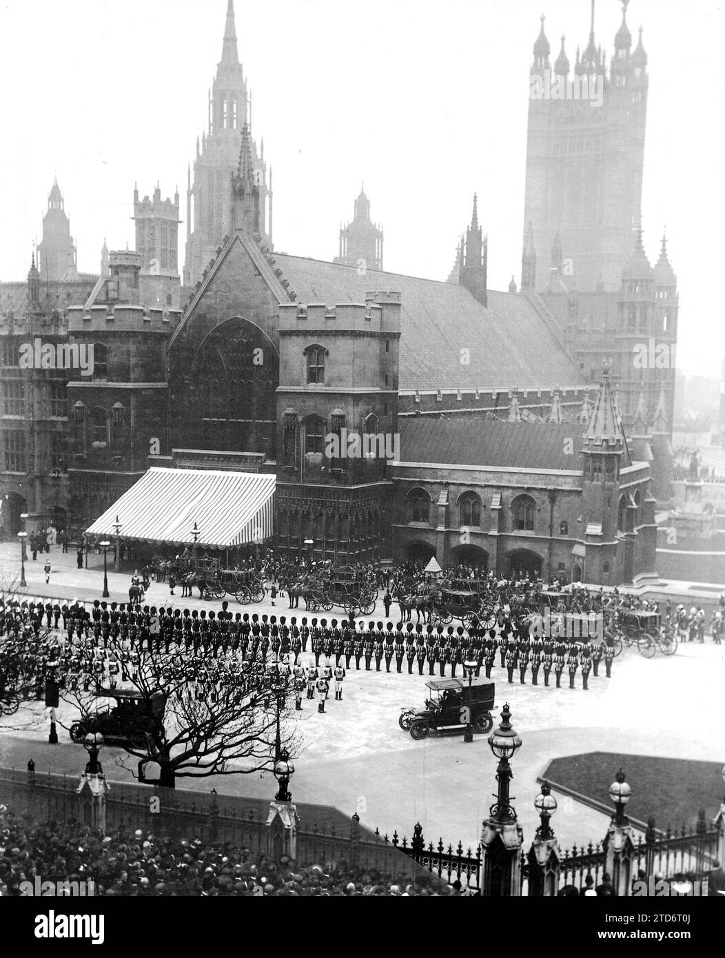 04/30/1910. The Funeral of the King of England in London. Arrival of the funeral procession to Westminster Hall, where the mortal remains of Edward VII were transferred. Credit: Album / Archivo ABC Stock Photo