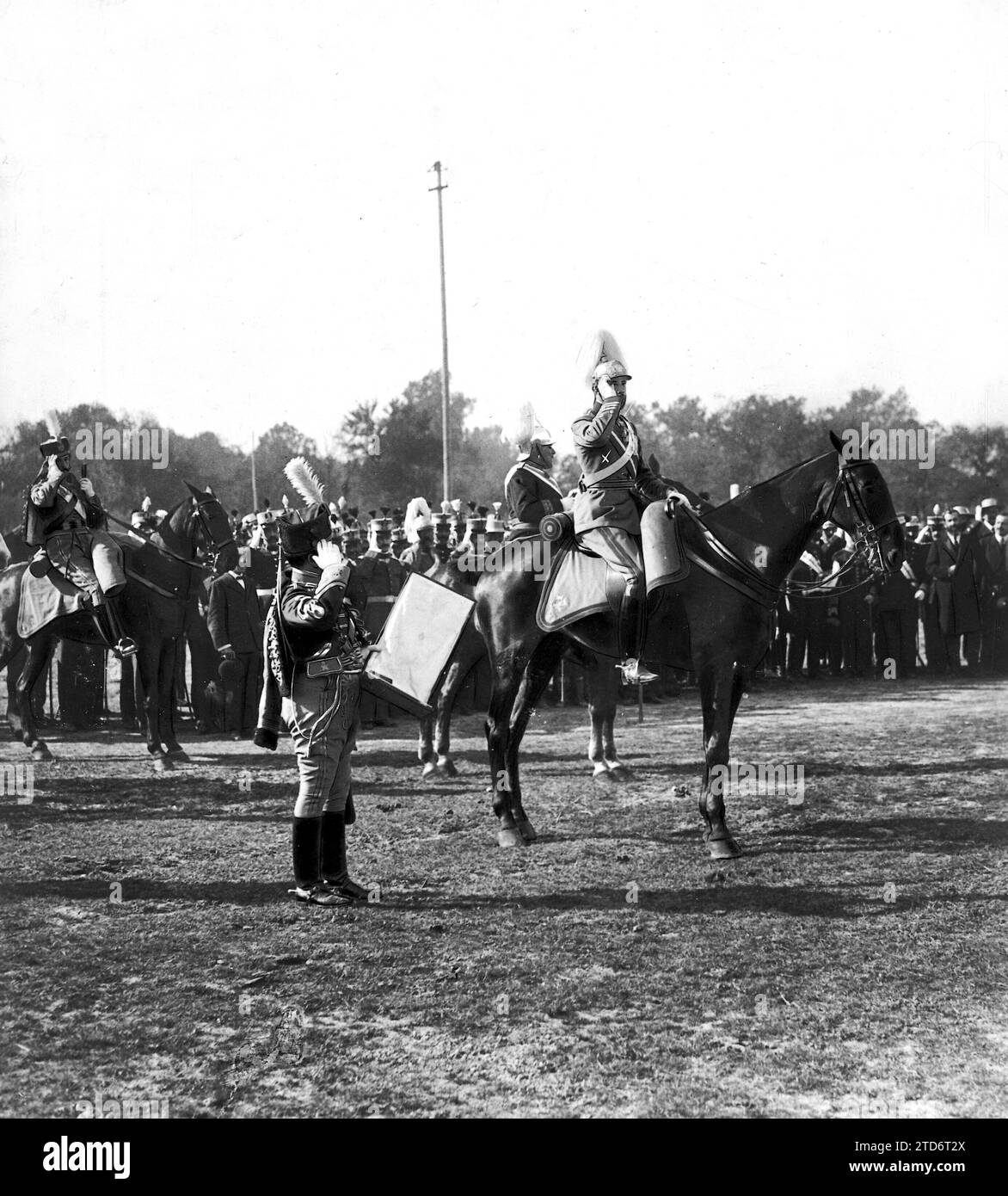 11/23/1910. Solemn military ceremony in Seville. HM the King, on Horseback, Saluting the standard of Alfonso Xii's regiment Moments before Imposing on him the tie of Saint Ferdinand, next to the Monarch, on Foot, with the case of the decoration in His Hand, Colonel Cavalcanti, who Commanded the memorable Taxdirt load. Credit: Album / Archivo ABC / Francisco Goñi Stock Photo