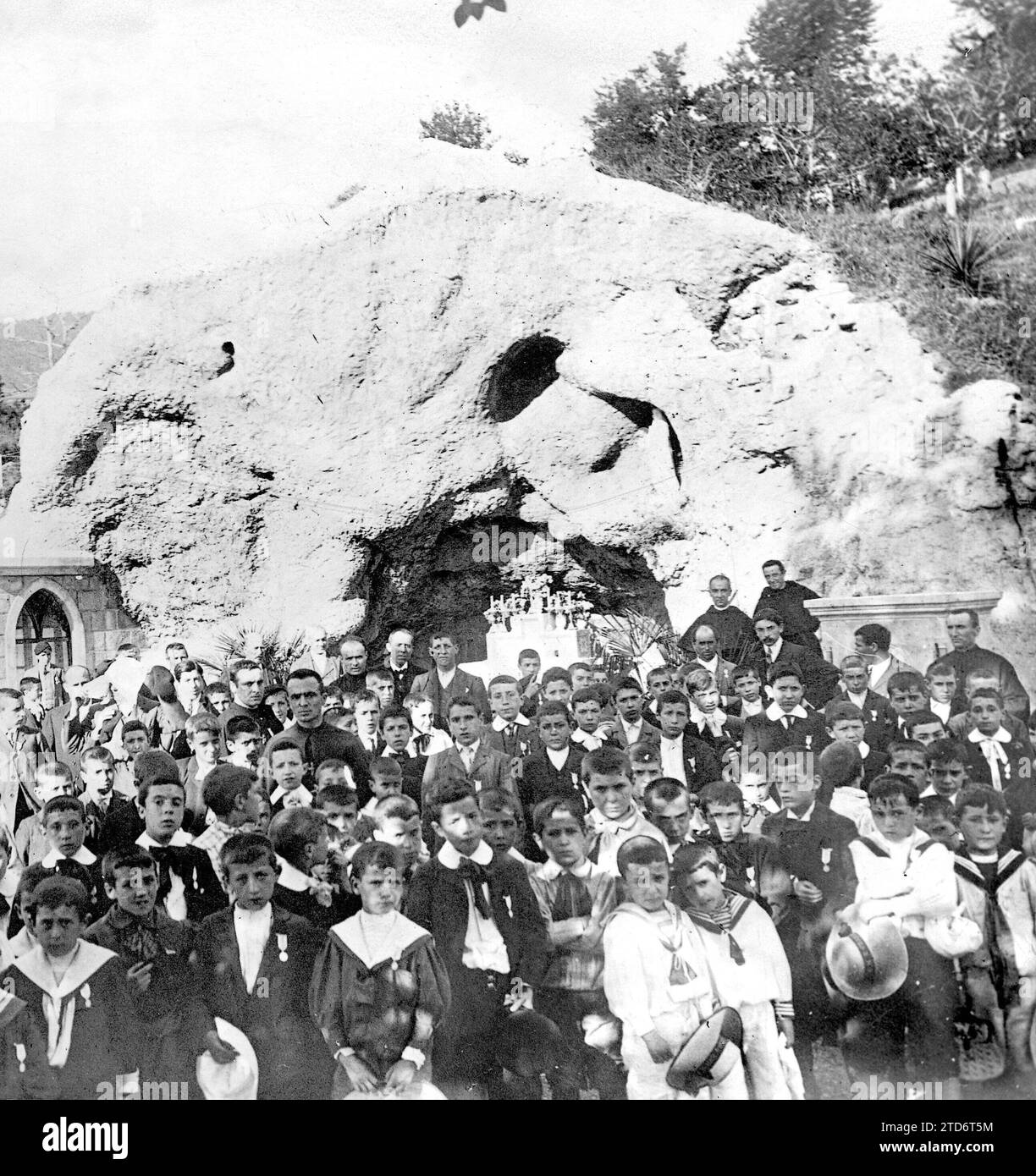 Elorrio (Vizcaya), 06/04/1909. Children's pilgrimage. Children from Bilbao schools in front of the Lourdes grotto, built by the Ascensionist Fathers. Credit: Album / Archivo ABC / Ricardo Santalo Stock Photo