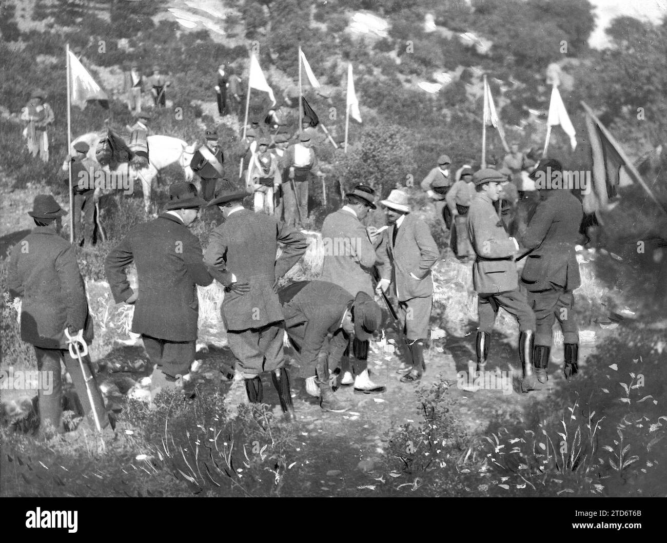 Malpica (La Coruña), 01/14/1907. Royal hunt. His Majesty the King and his companions on the hunting excursion, before beginning the afternoon hunts. Credit: Album / Archivo ABC Stock Photo