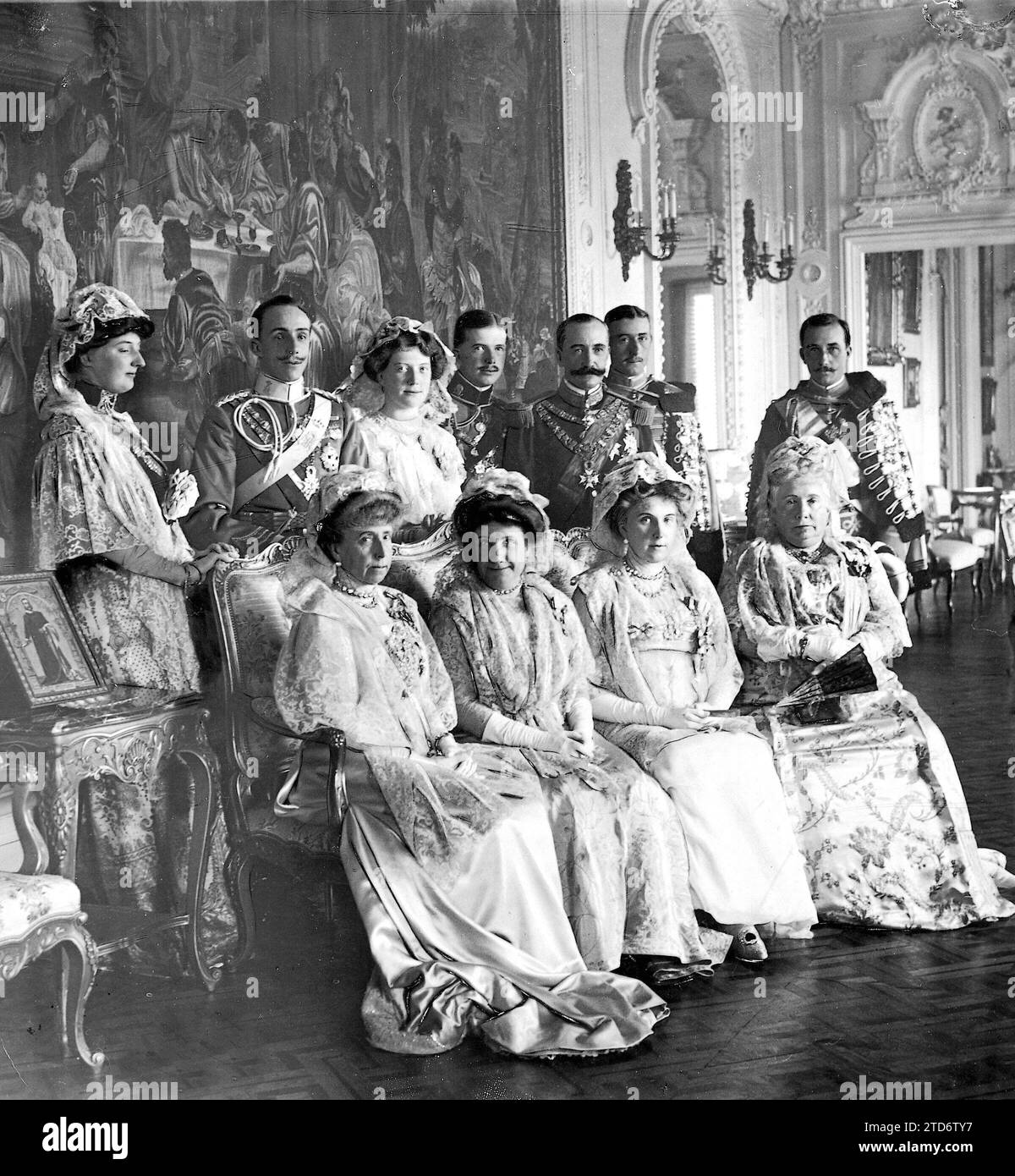 09/30/1911. After the baptism of María de las Mercedes. - the royal family in the hall of the palace of the Infantes Don Fernando and Mrs. María Teresa, from left to right Seated: Queen Mrs. María Cristina, Infanta Mrs. Paz, Queen Mrs. Victoria Eugenia, the Infanta Dña. Isabel: standing, the Infanta Dña. Luisa, His Majesty the King, the Infanta Dña. Pilar, the Infants D. Fernando, D. Carlos and D. Felipe and D. Rainiero. Credit: Album / Archivo ABC / Francisco Goñi Stock Photo