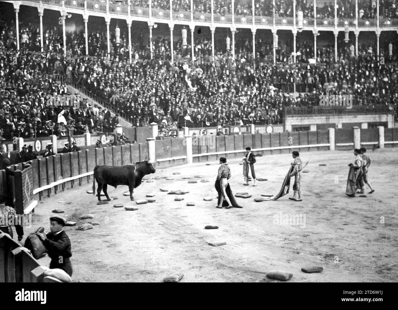 10/02/1922. Madrid. In the bullfighting arena. The Public Throwing Pillows into the Roundabout, during the Noisy Protest Held Last Sunday. Credit: Album / Archivo ABC / Portela Stock Photo