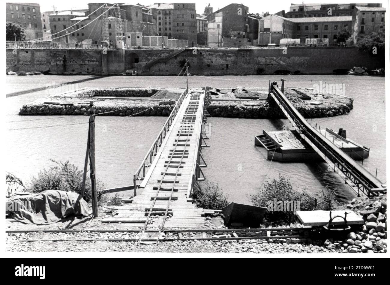 12/31/1963. Works on the new bridge over the Ebro (Santiago bridge) - Approximate date. Credit: Album / Archivo ABC / Miguel Marín Chivite Stock Photo