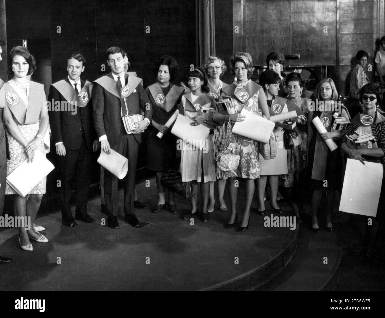 12/31/1963. Foreign Students at the closing of the Summer Courses at the Faculty of Philosophy and Letters with their Borders and Diplomas. Credit: Album / Archivo ABC / Teodoro Naranjo Domínguez Stock Photo